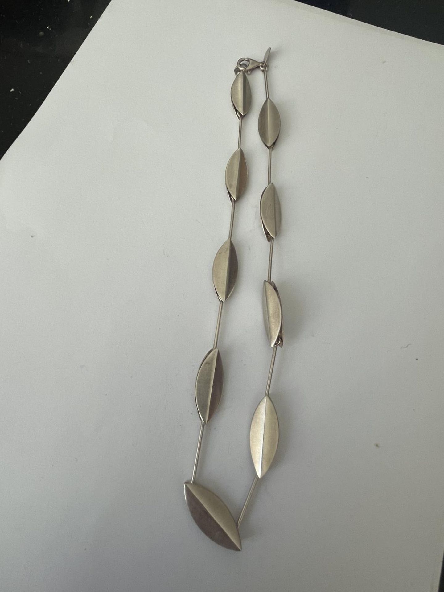 A DESIGNER SILVER NECKLACE BY KATHY LYNN MAYEDA