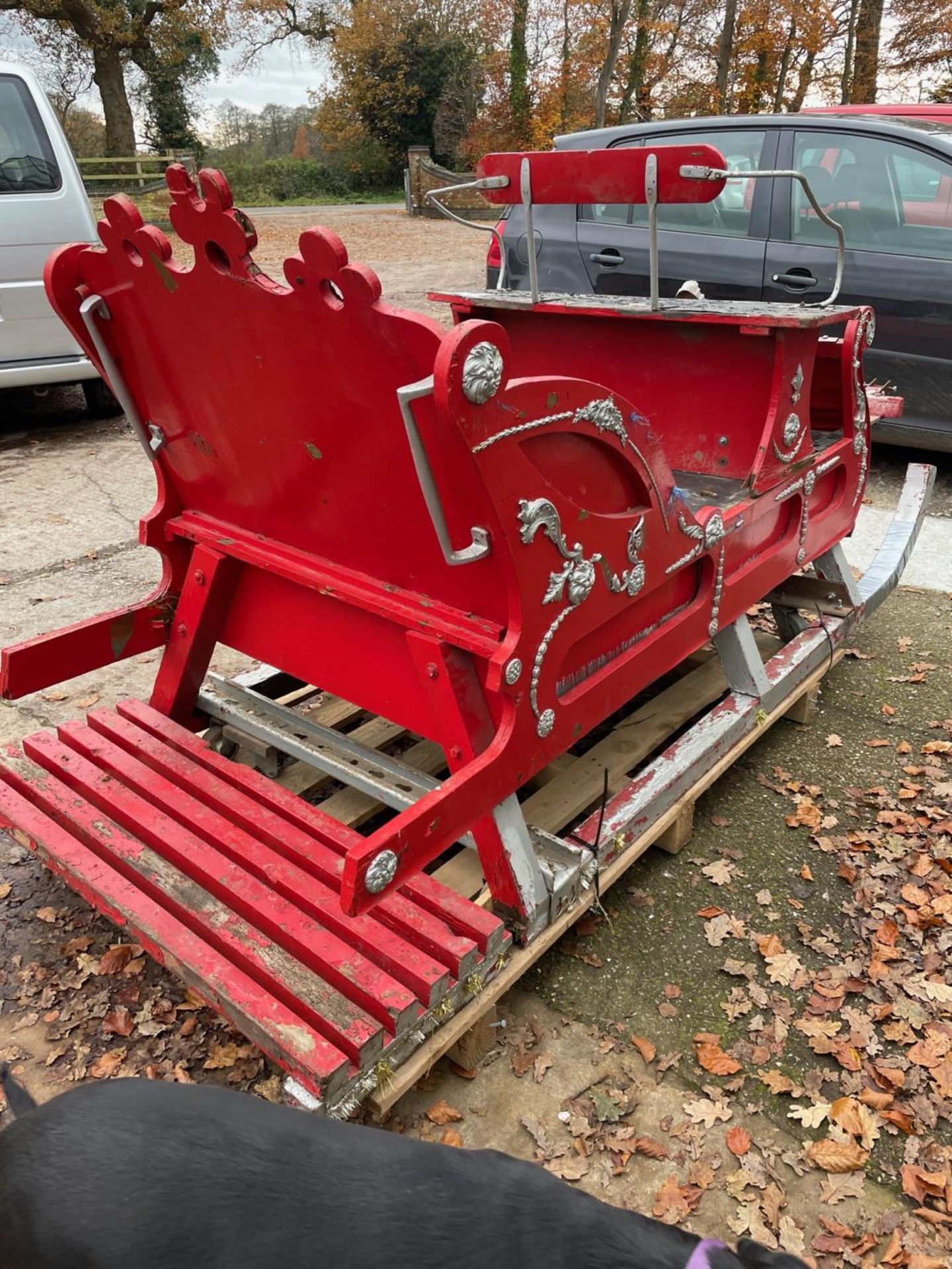 AN ORNATE RED AND SILVER PAINTED WOODEN SANTAS SLEIGH - Image 4 of 5