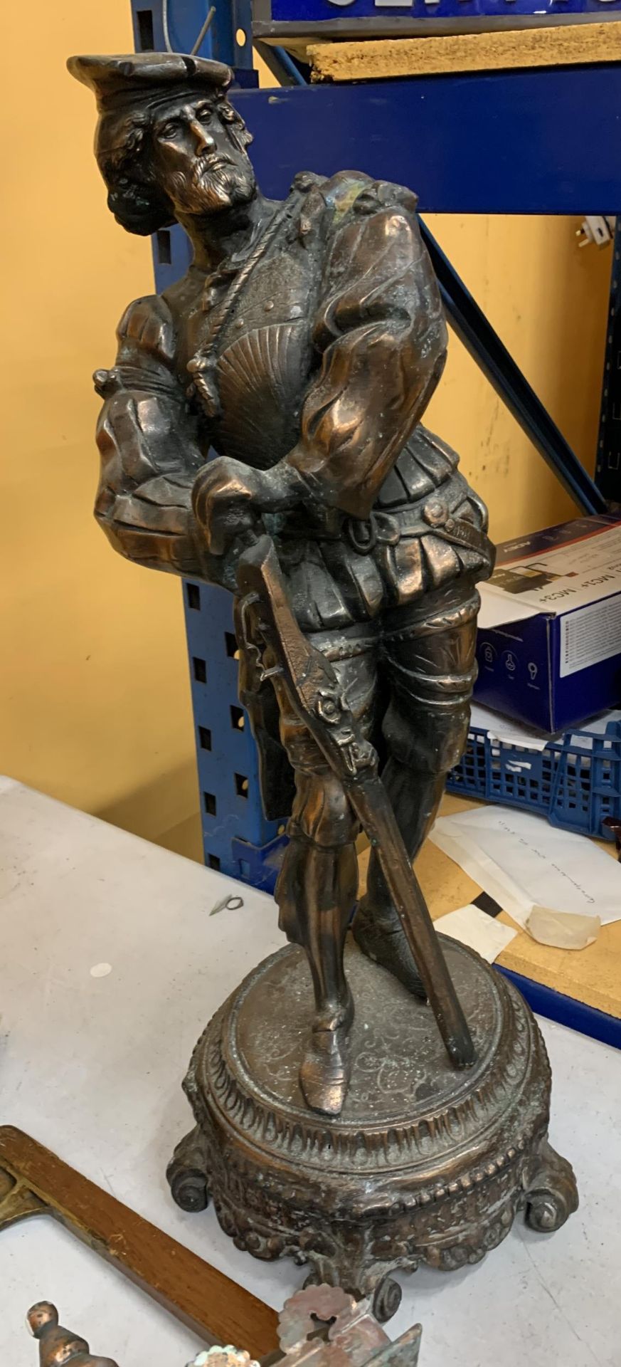 A LARGE BRONZE EFFECT SPELTER FIGURE OF A 16TH CENTURY ITALIAN MUSKETEER ON PEDESTAL, 30" HEIGHT