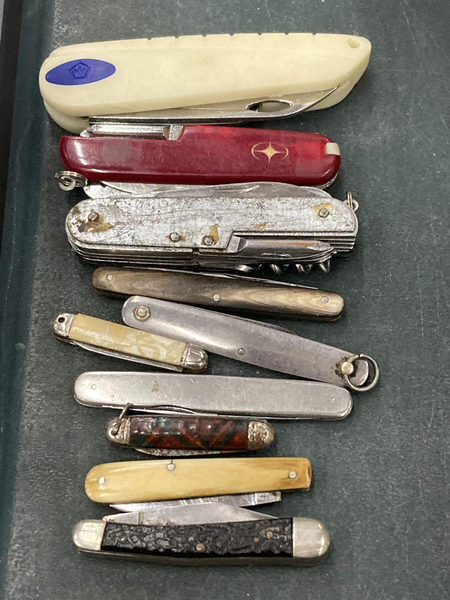 A COLLECTION OF VINTAGE PEN KNIVES TO INCLUDE A SWISS ARMY STYLE, ETC - 10 IN TOTAL