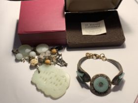 A JADE STYLE NECKLACE AND A BRACELET BOTH IN PRESENTATION BOXES