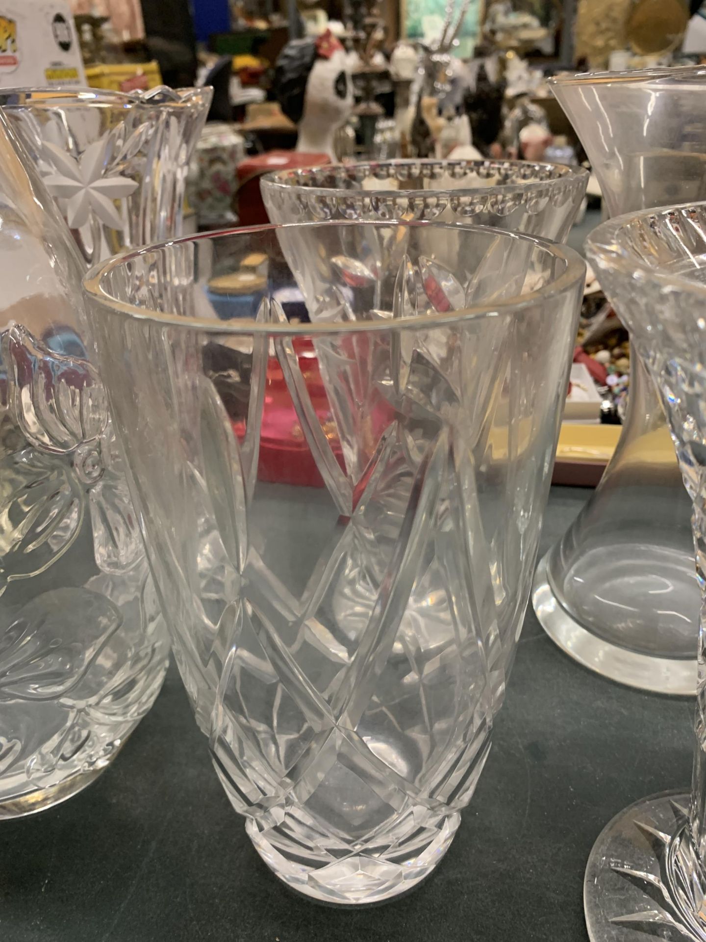 A QUANTITY OF GLASS VASES TO INCLUDE ETCHED, CUT GLASS, ETC - 10 IN TOTAL - Image 4 of 4