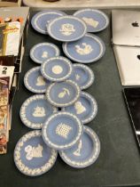 A COLLECTION OF WEDGWOOD JASPERWARE PLATES AND PIN TRAYS