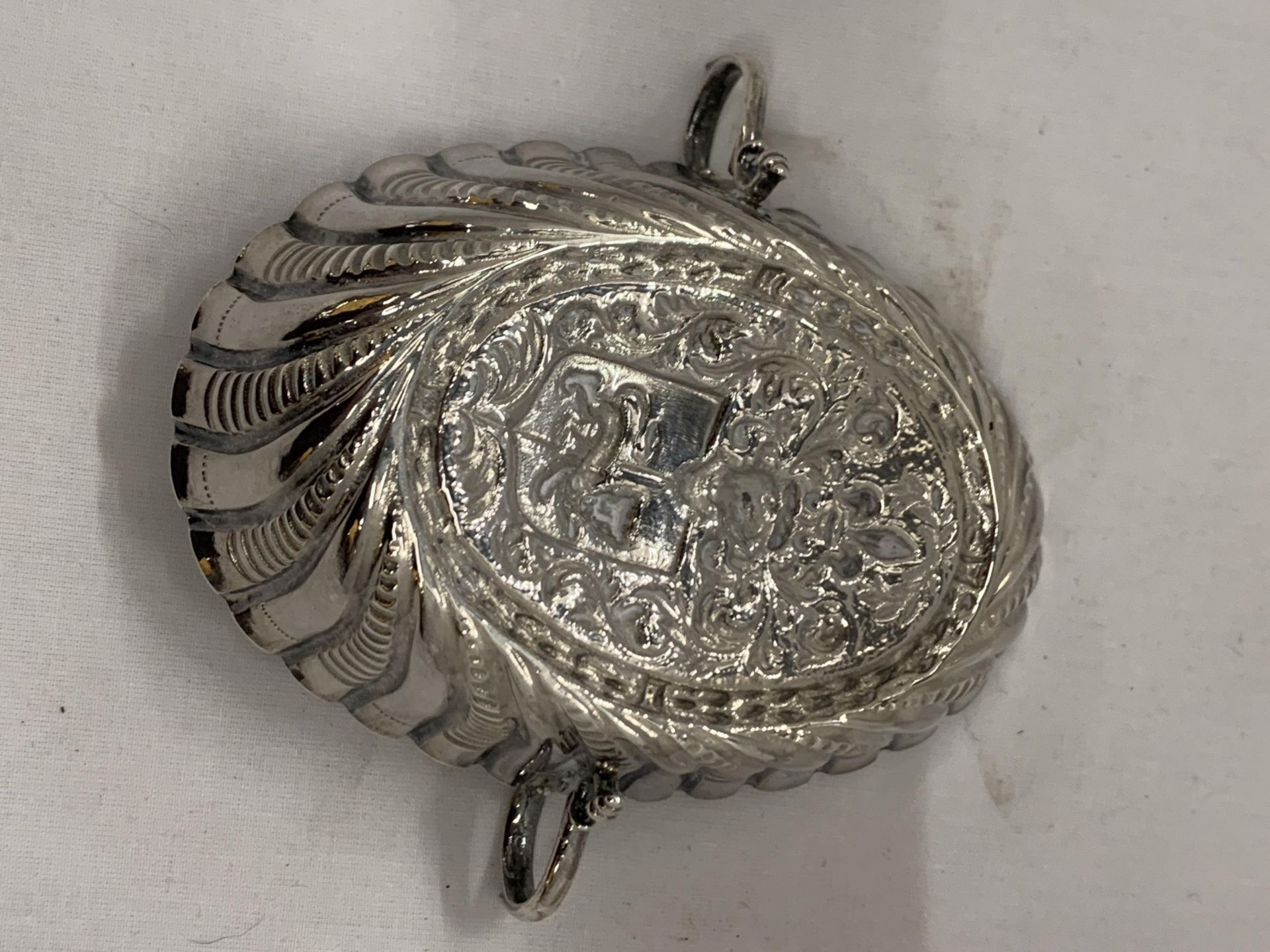 A TWIN HANDLED SILVER BOWL WITH COAT OF ARMS DESIGN - Image 4 of 4