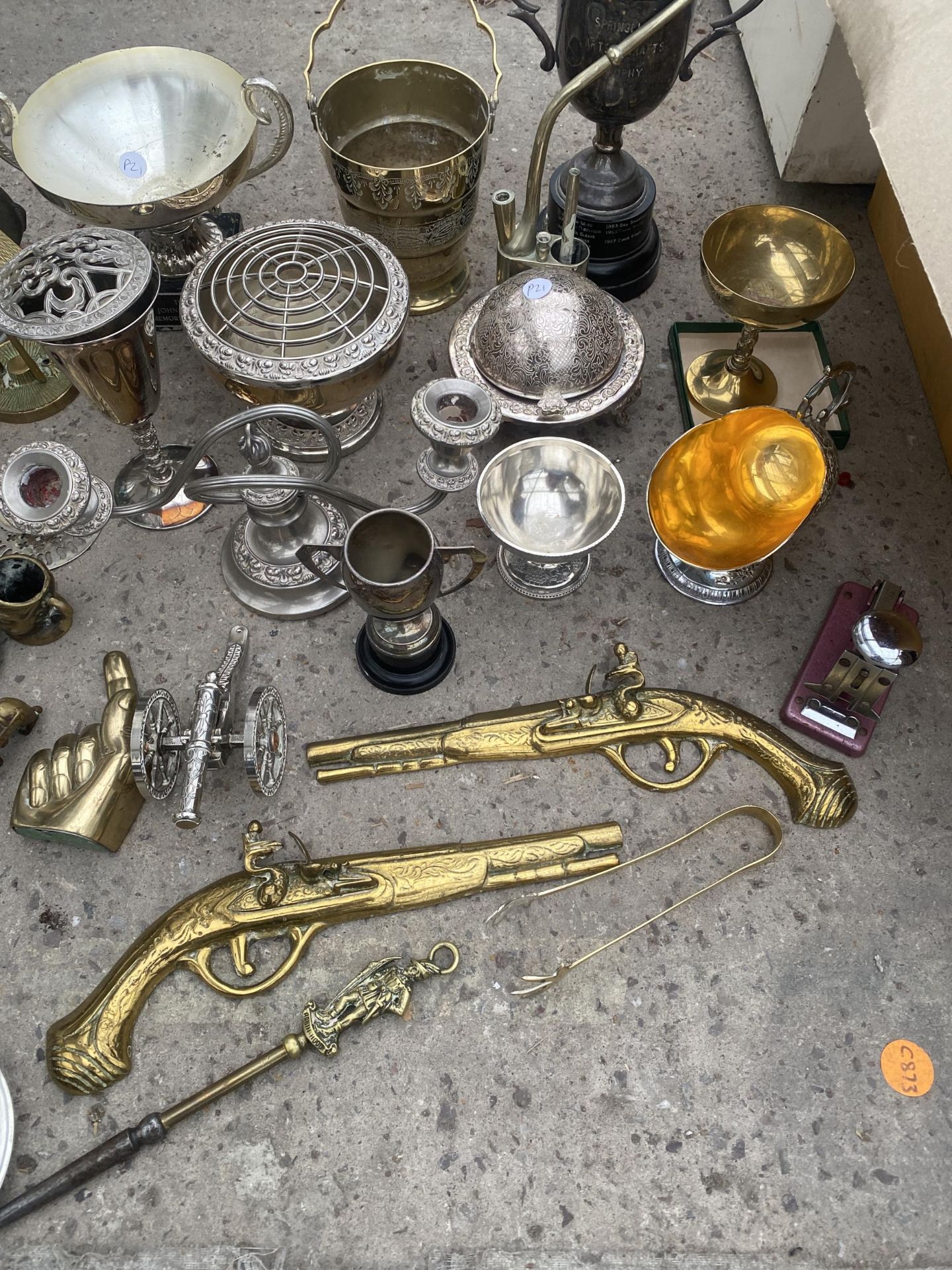 AN ASSORTMENT OF METAL WARE ITEMS TO INCLUDE A BRASS DUCK, TROPHIES AND CANDLESTICKS ETC - Image 4 of 4
