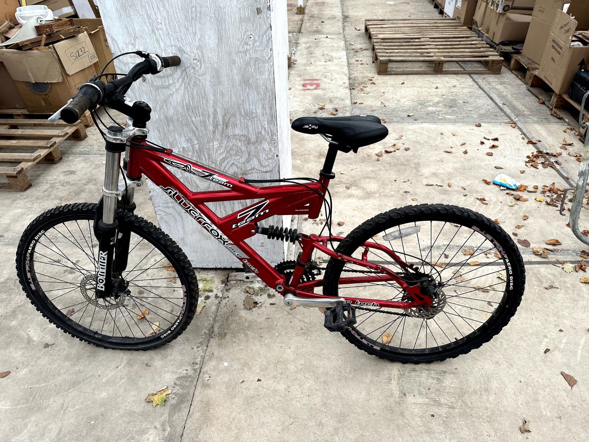 A SILVERFOX MOIUNTAIN BIKE WITH FRONT AND REAR SUSPENSION AND 21 SPEED SHIMANO GEAR SYSTEM