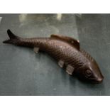 AN ORIENTAL BRONZE FISH, LENGTH 16CM