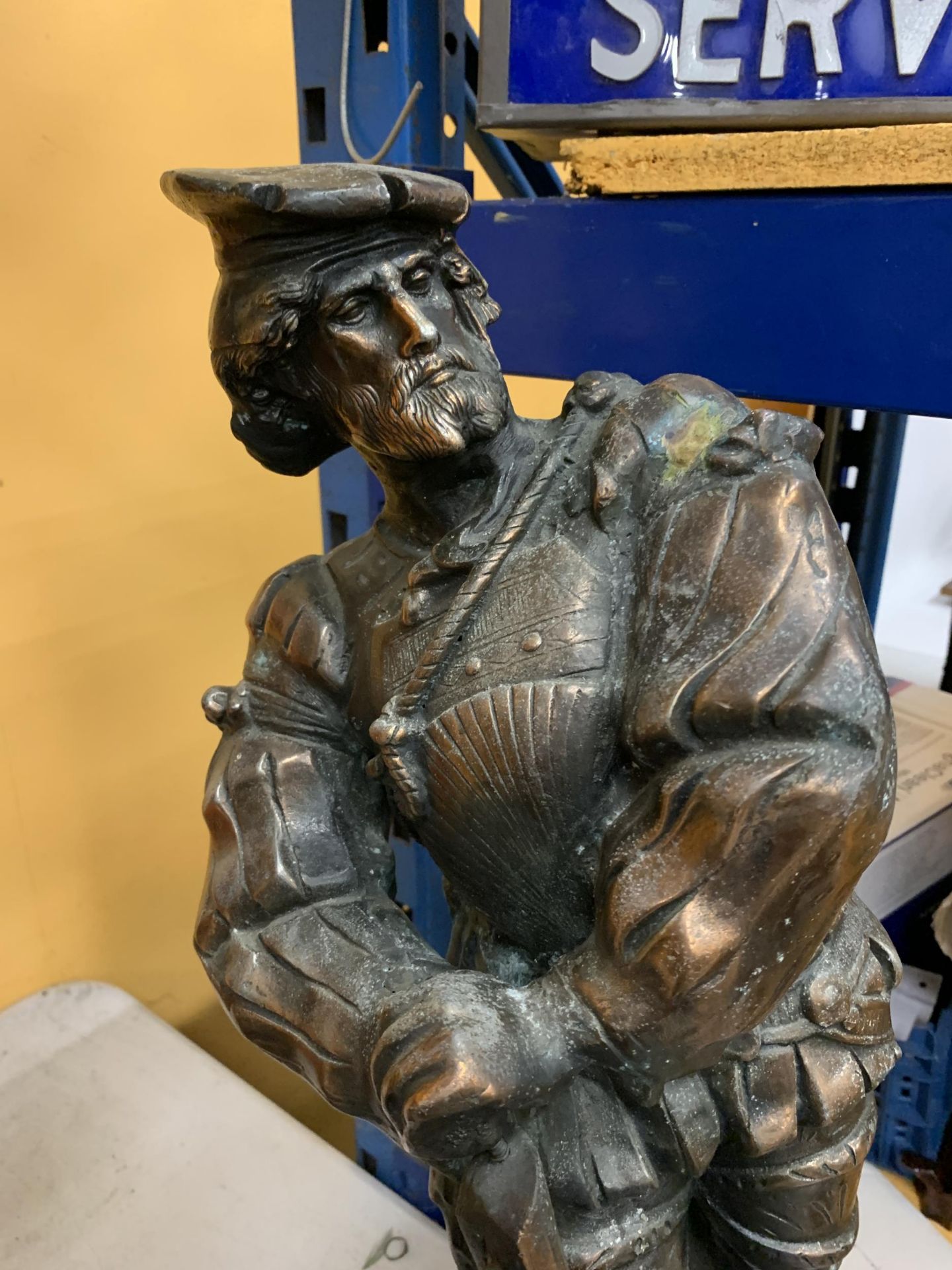 A LARGE BRONZE EFFECT SPELTER FIGURE OF A 16TH CENTURY ITALIAN MUSKETEER ON PEDESTAL, 30" HEIGHT - Bild 2 aus 3