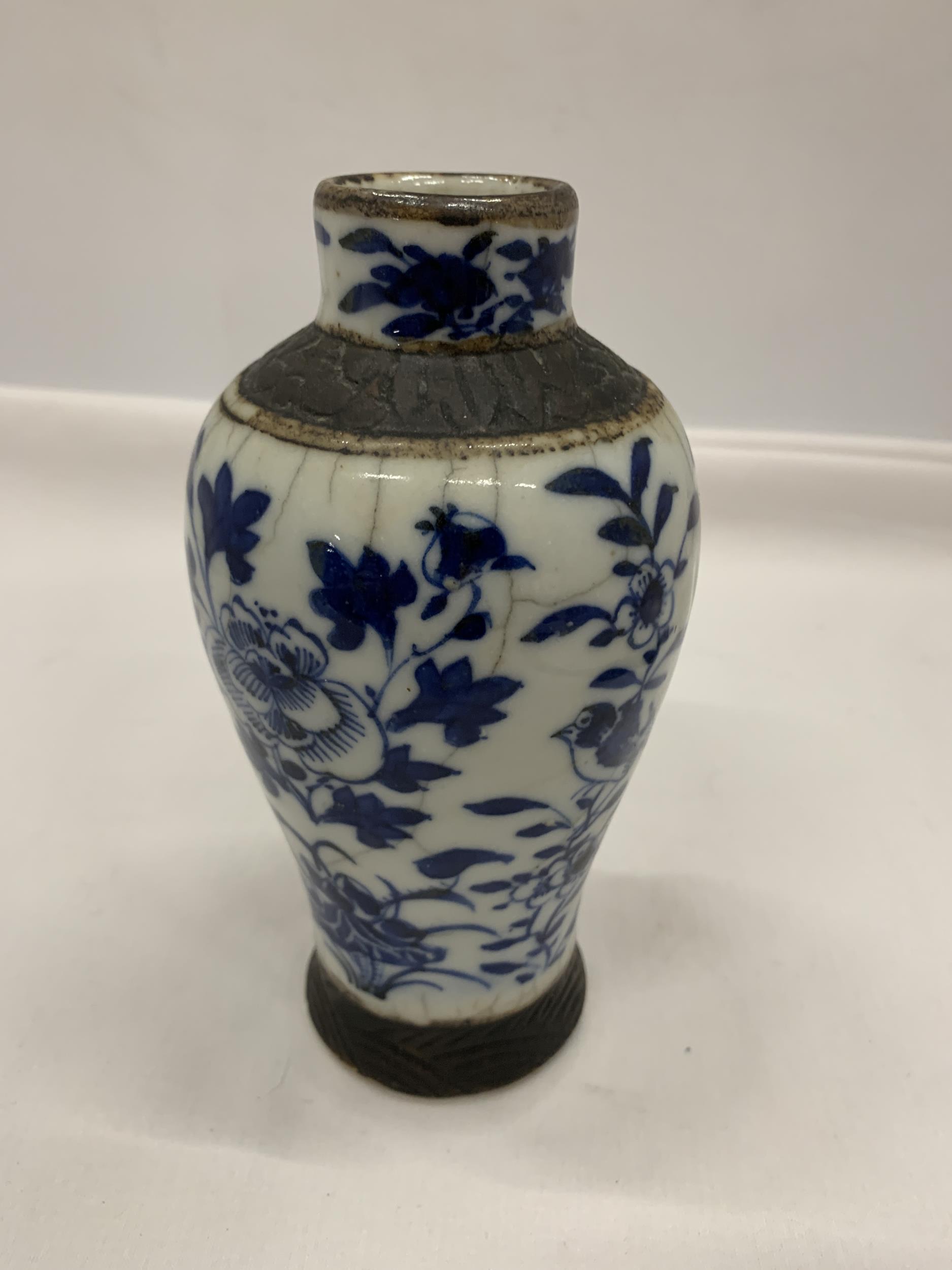 A LATE 19TH / EARLY 20TH CENTURY CHINESE BLUE AND WHITE CRACKLE GLAZE PORCELAIN VASE, FOUR CHARACTER - Image 2 of 5