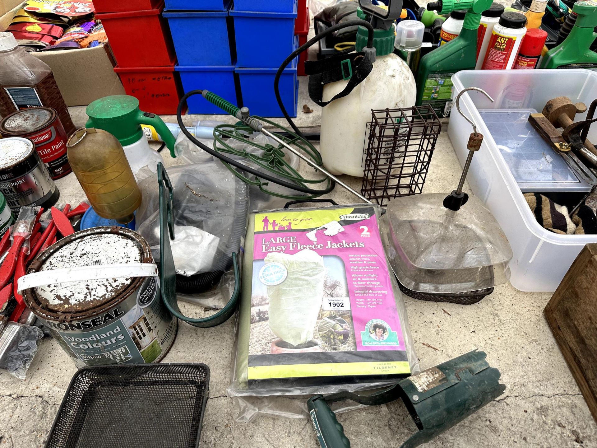 AN ASSORTMENT OF ITEMS TO INCLUDE PAINT BRUSHES AND PAINT ETC - Image 2 of 3