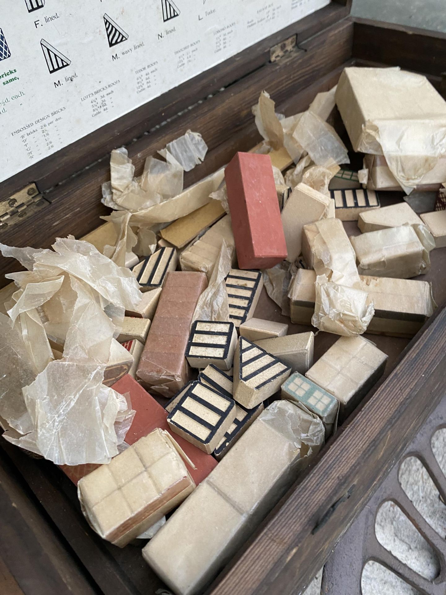 A WOODEN LOTT'S BRICKS ACCESSORIES BOX AND CONTENTS - Image 6 of 6