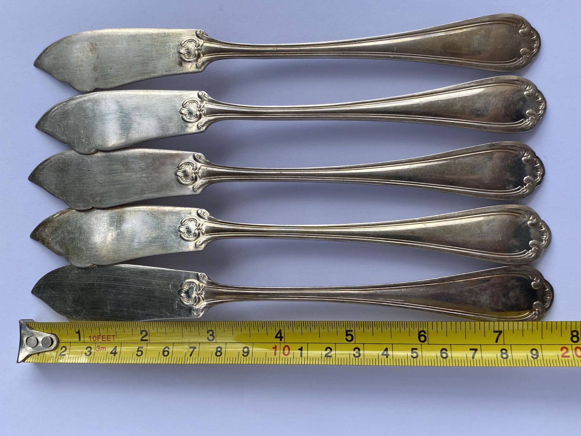 A SET OF FIVE FRENCH FELIX FRERES SILVER PLATED FISH KNIVES, STAMPED, LENGTH 19 CM - Bild 4 aus 4