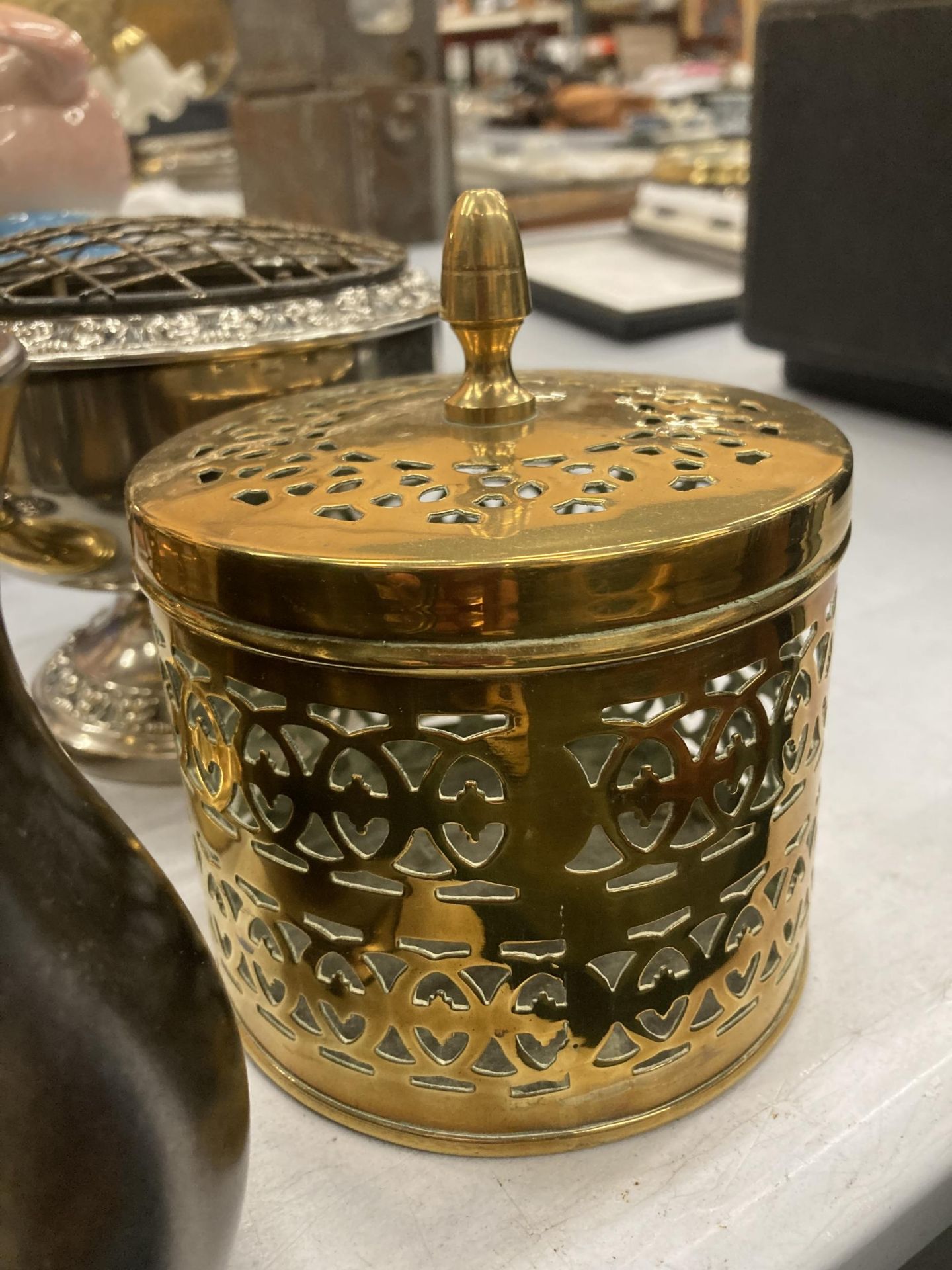 A MIXED LOT TO INCLUDE BRASS CANDLESTICKS AND LIDDED POT, VINTAGE BUTTONS, PEWTER TANKARDS, CUT - Image 6 of 6