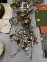 A QUANTITY OF SILVER PLATED ITEMS TO INCLUDE FLATWARE, A CREAM JUG, SUGAR BOWL, BOWLS, ETC