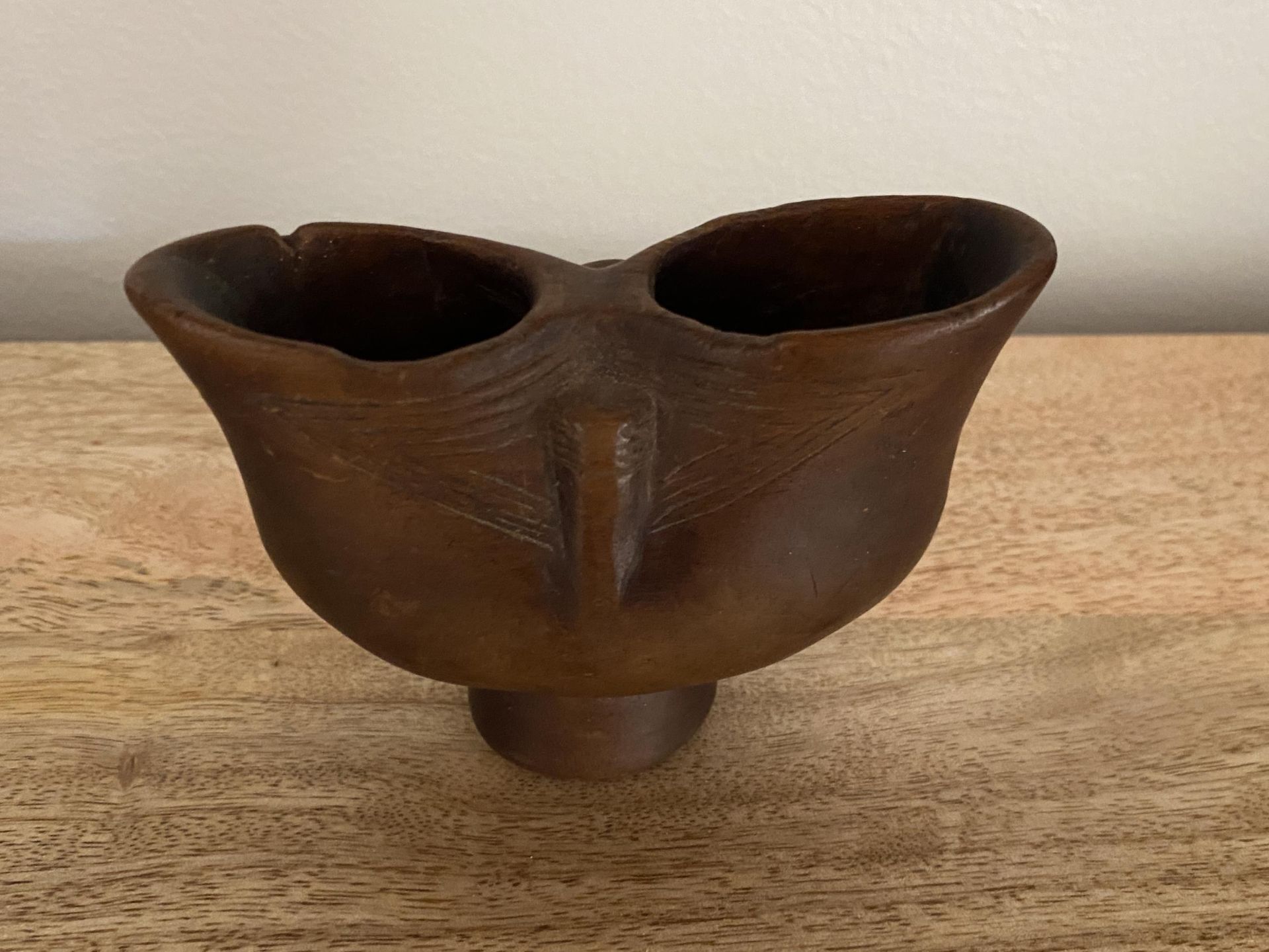 AN ANTIQUE AFRICAN TRIBAL ART SUKU KOPA PALM DOUBLE WINE CUP, DR CONGO, HEIGHT 8 CM - Image 2 of 5