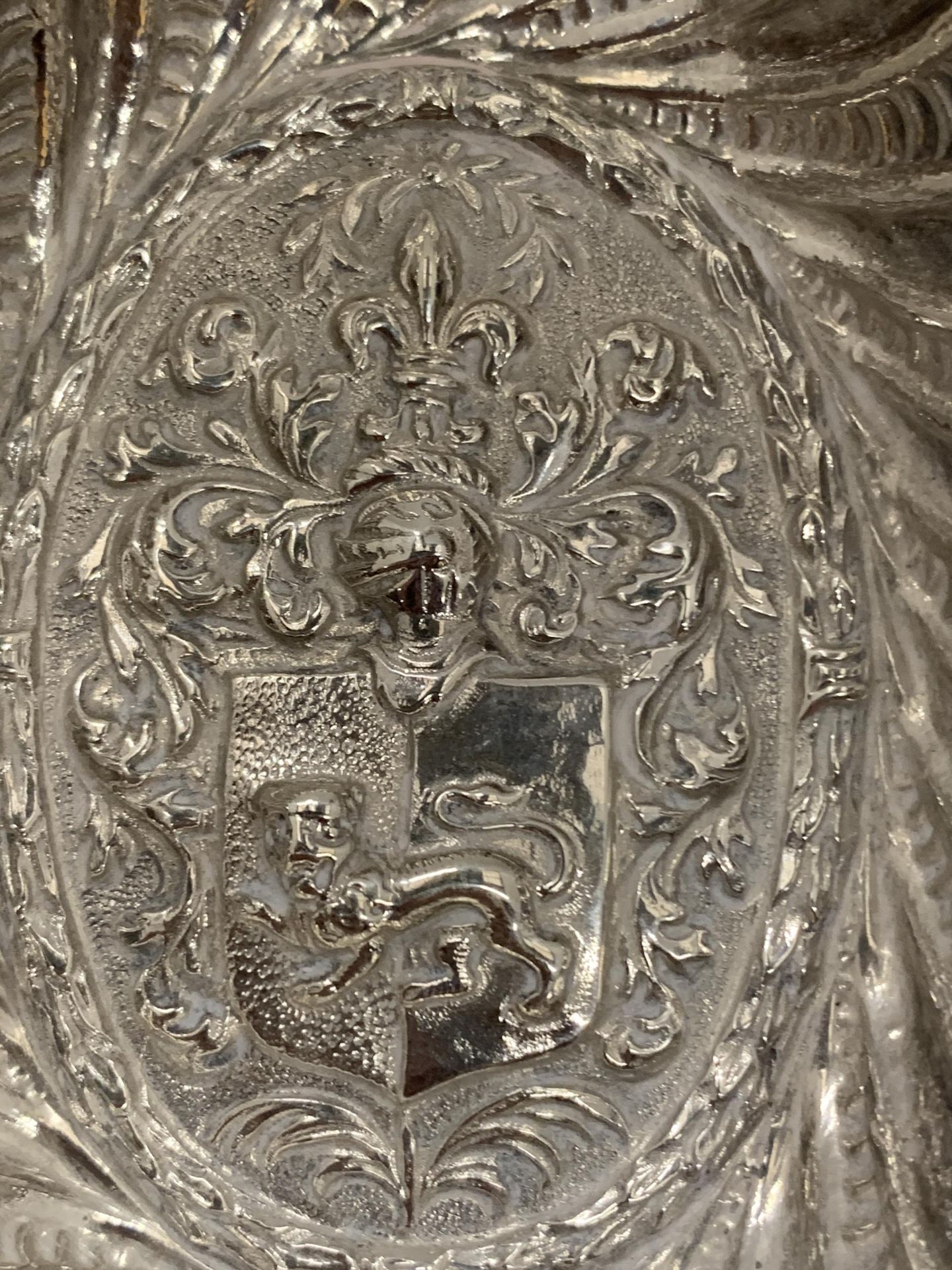 A TWIN HANDLED SILVER BOWL WITH COAT OF ARMS DESIGN - Image 3 of 4