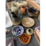 A COLLECTION OF STUDIO POTTERY TO INCLUDE JUGS, VASES AND BOWLS, SOME MARKED TO THE BASE