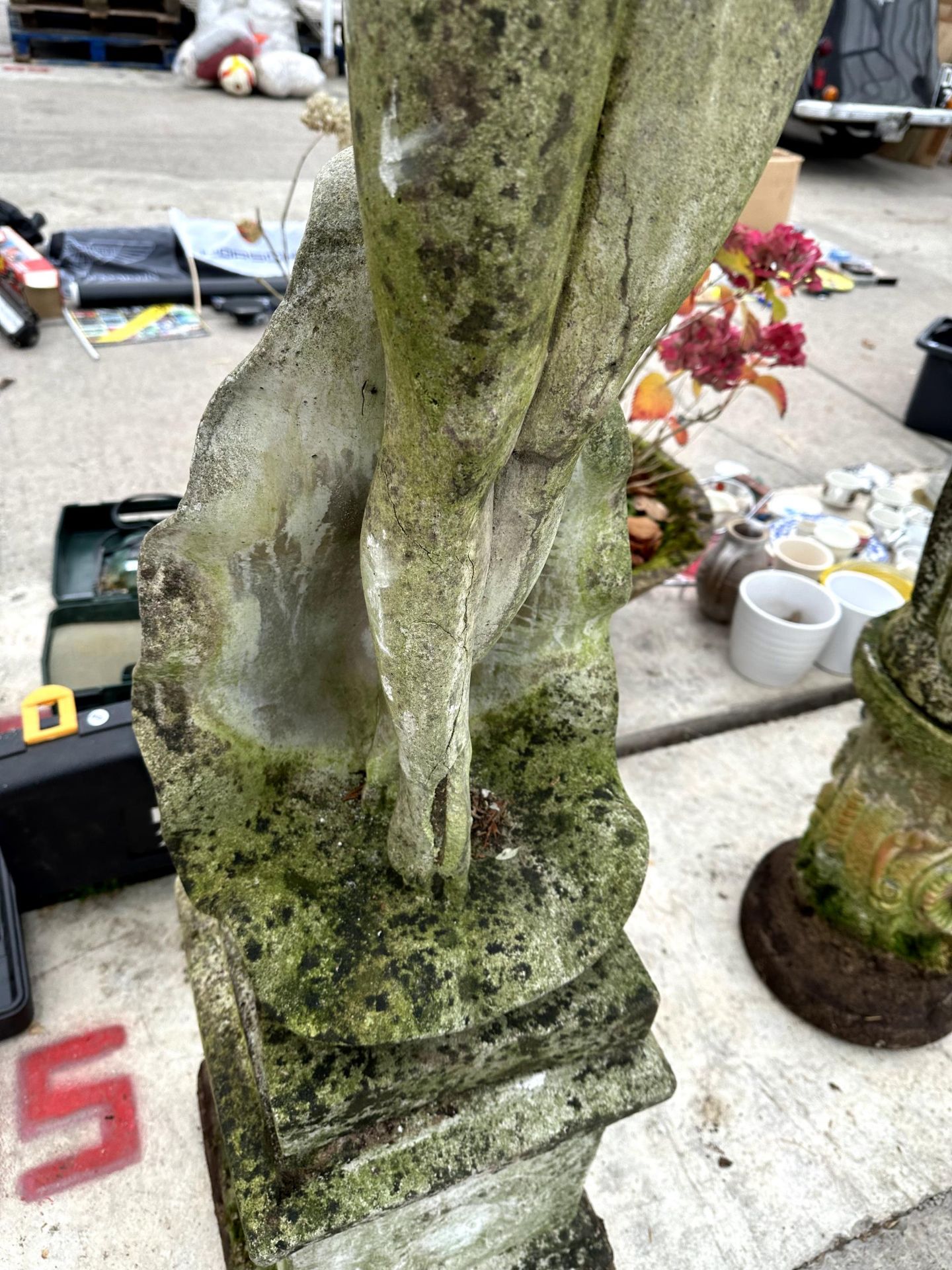 A DECORATIVE CONCRETE GARDEN FIGURE OF A FEMALE WITH PLINTH BASE - Image 3 of 4