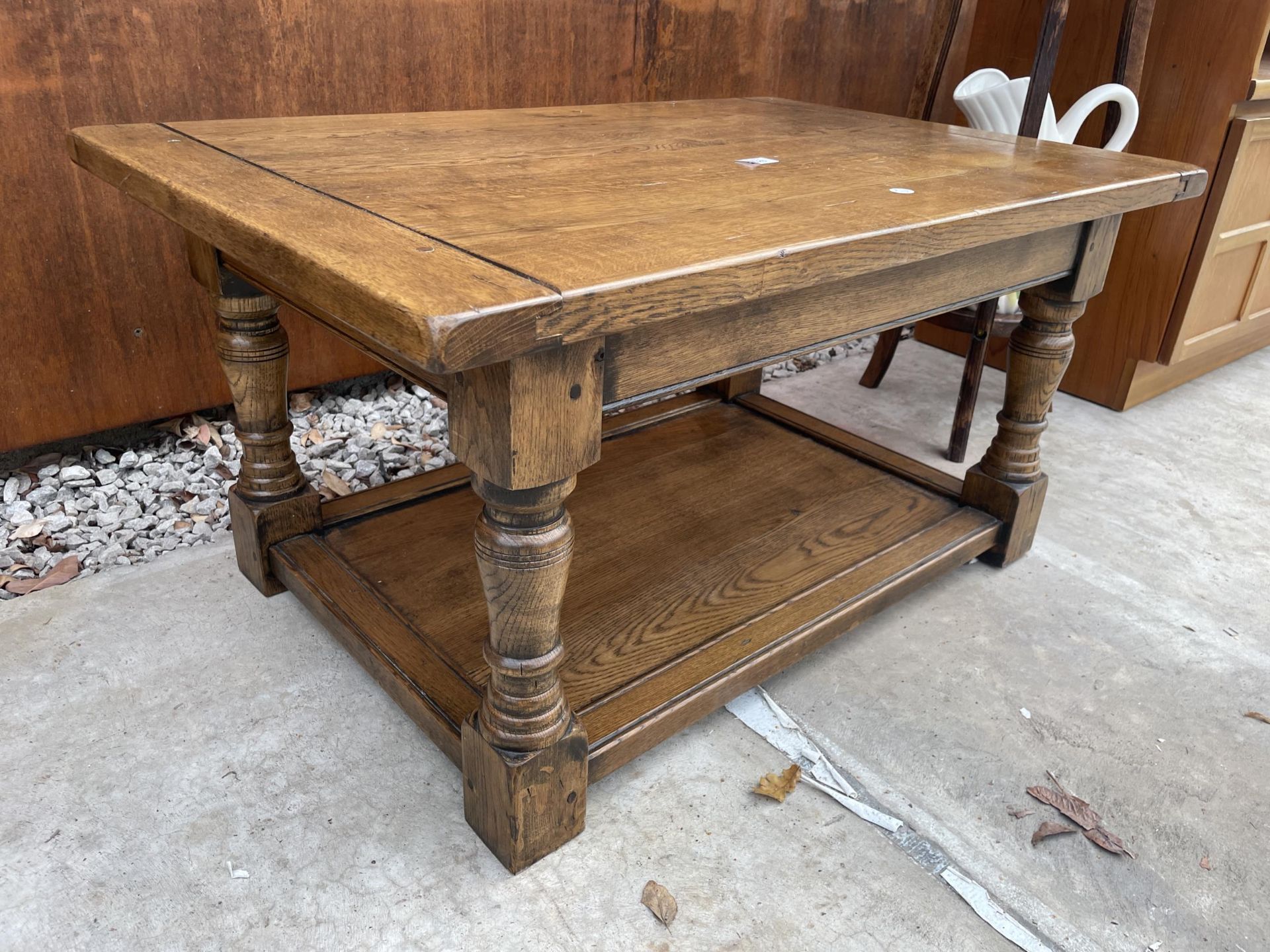 AN OAK ANTIQUE STYLE TWO TIER COFFEE TABLE ON TURNED LEGS, 36 X 24" - Image 2 of 3