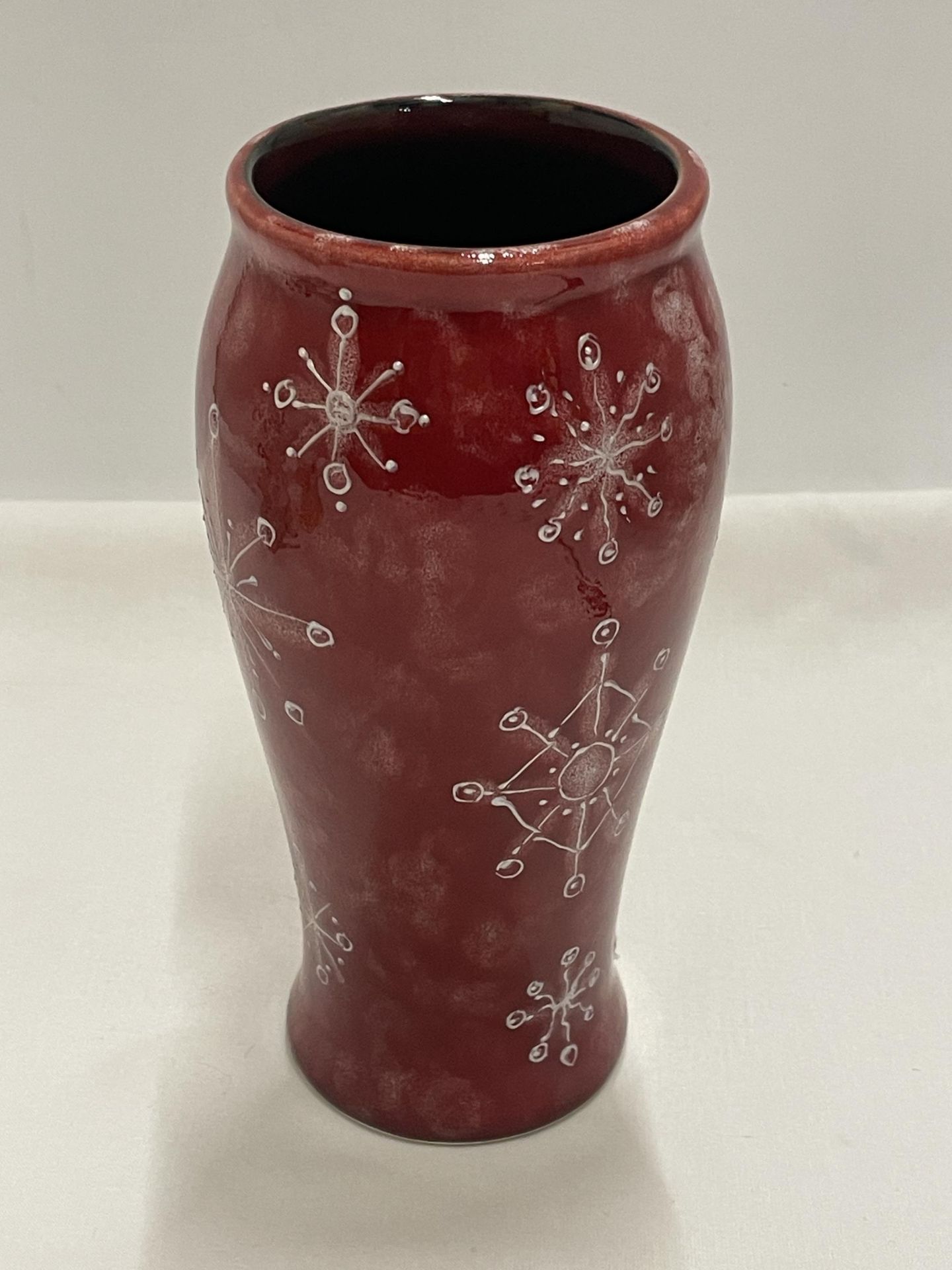 AN ANITA HARRIS HAND PAINTED AND SIGNED IN GOLD SNOWFLAKE VASE