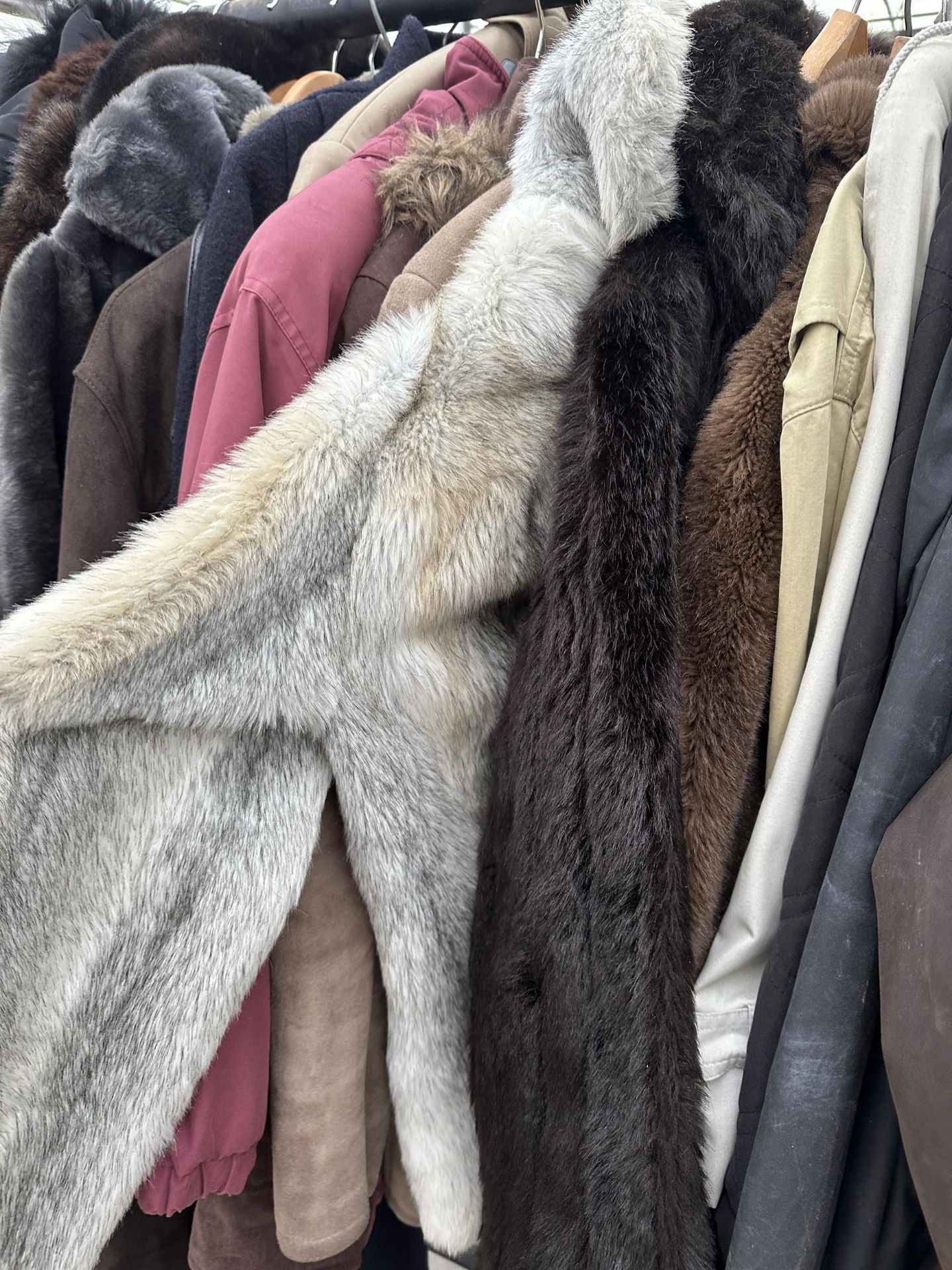 A LARGE ASSORTMENT OF LADIES AND GENTS COATS - Bild 4 aus 5