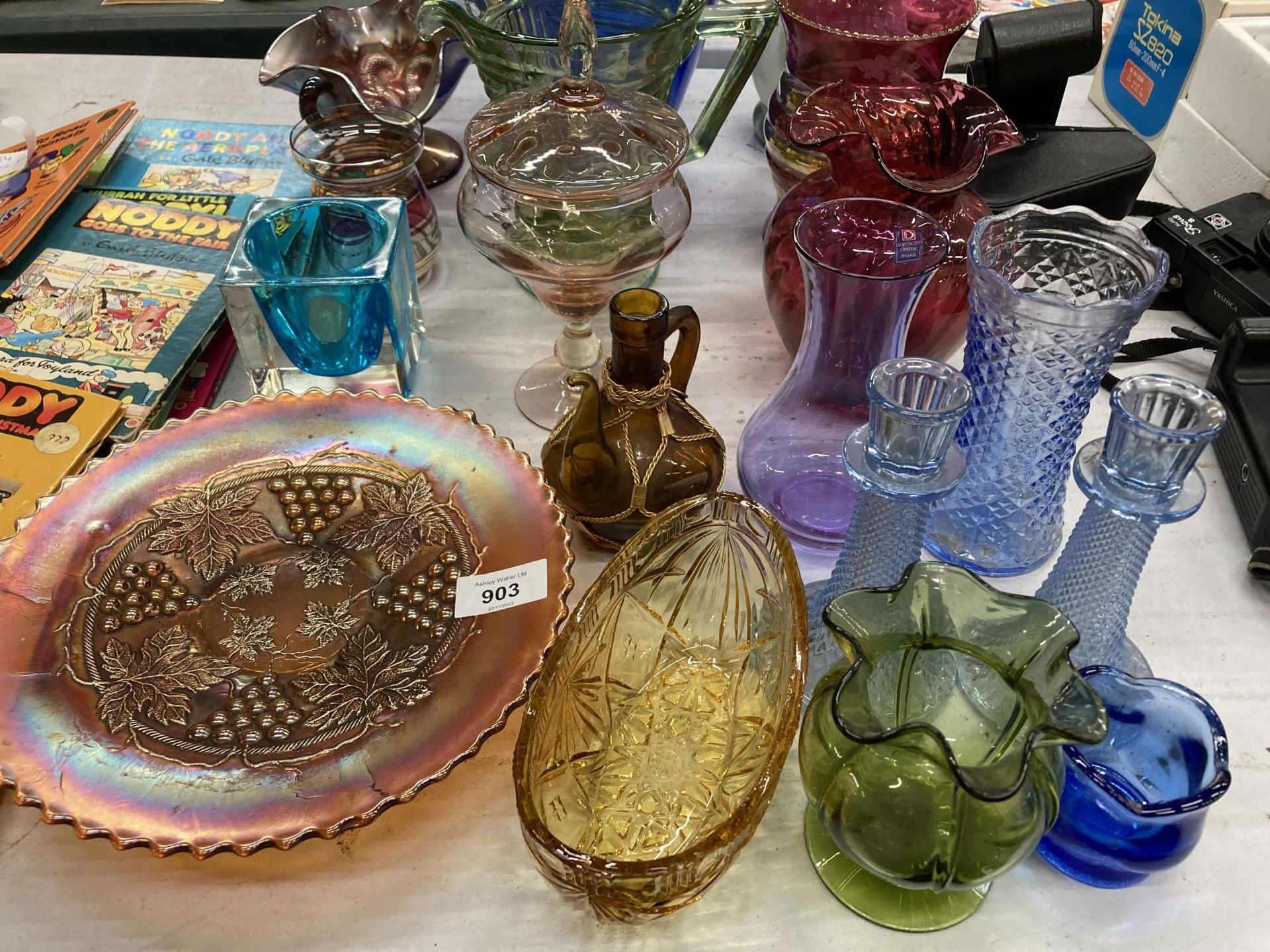 A LARGE QUANTITY OF COLOURED GLASS TO INCLUDE VASES, JUGS, CANDLESTICKS, A BON BON DISH, CARNIVAL - Image 2 of 4