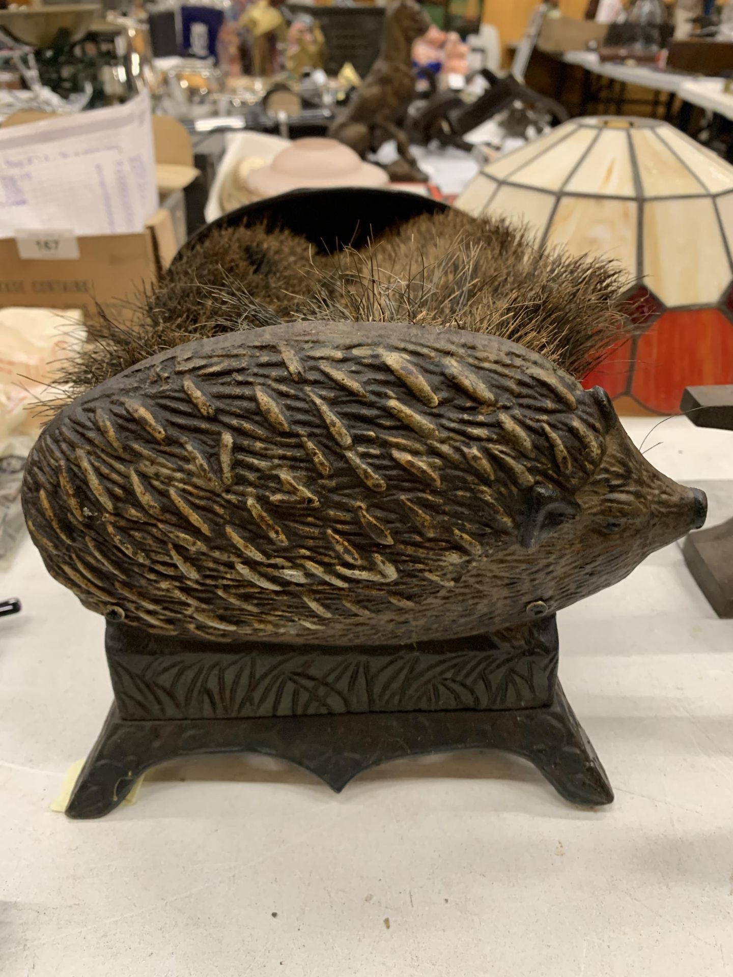 A VINTAGE CAST BOOT BRUSH IN THE SHAPE OF A HEDGEHOG - Image 2 of 3