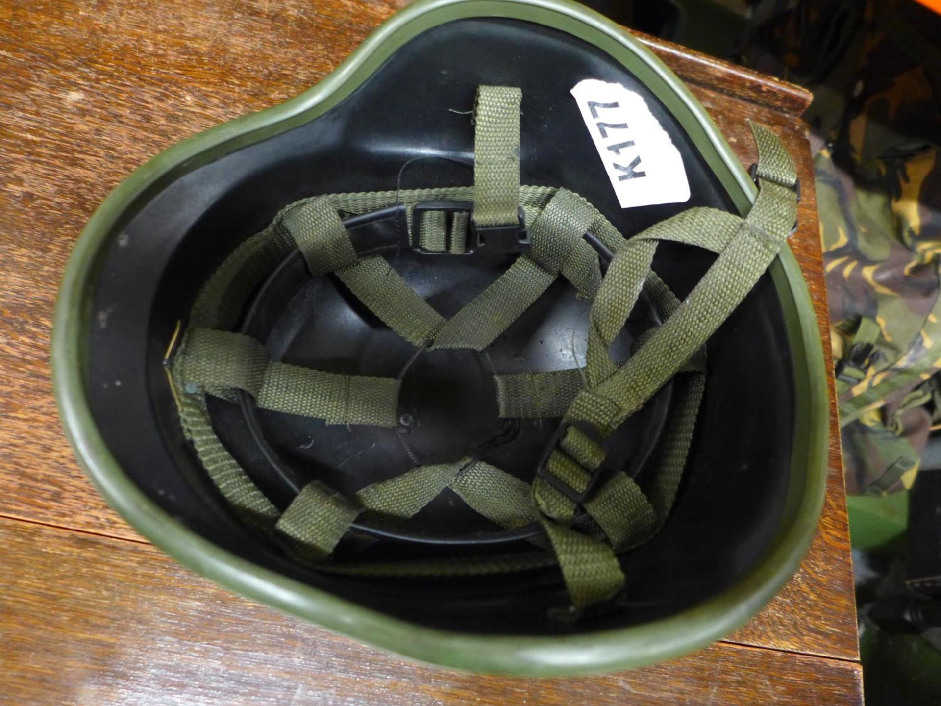 A RUSSIAN TANK HELMET WITH LINER AND BADGE - Bild 3 aus 3