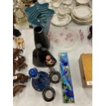 A MIXED LOT TO INCLUDE BLUE ART GLASS PINCHED DESIGN VASE, BIRD PLAQUE, PAIR OF CRANBERRY CUT