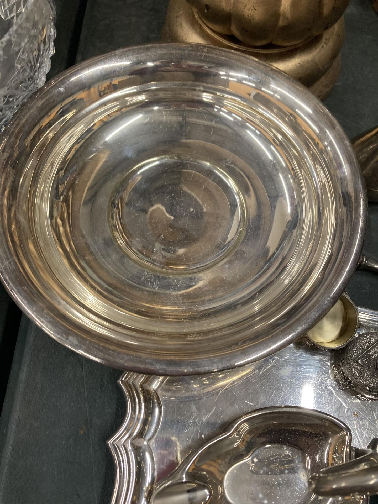 A QUANTITY OF SILVER PLATED ITEMS TO INCLUDE A WALKER AND HALL FOOTED TRAY, A FOOTED BOWL, SMALL - Image 3 of 4