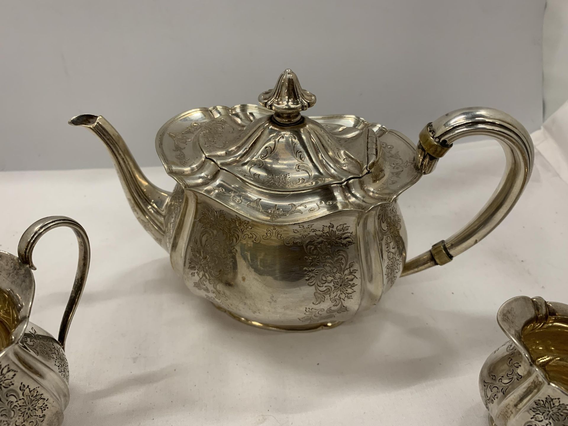 AN EDWARD VII 1907 SILVER HALLMARKED SHEFFIELD THREE PIECE TEA SET, MAKER ATKIN BROTHERS, GROSS - Image 2 of 5