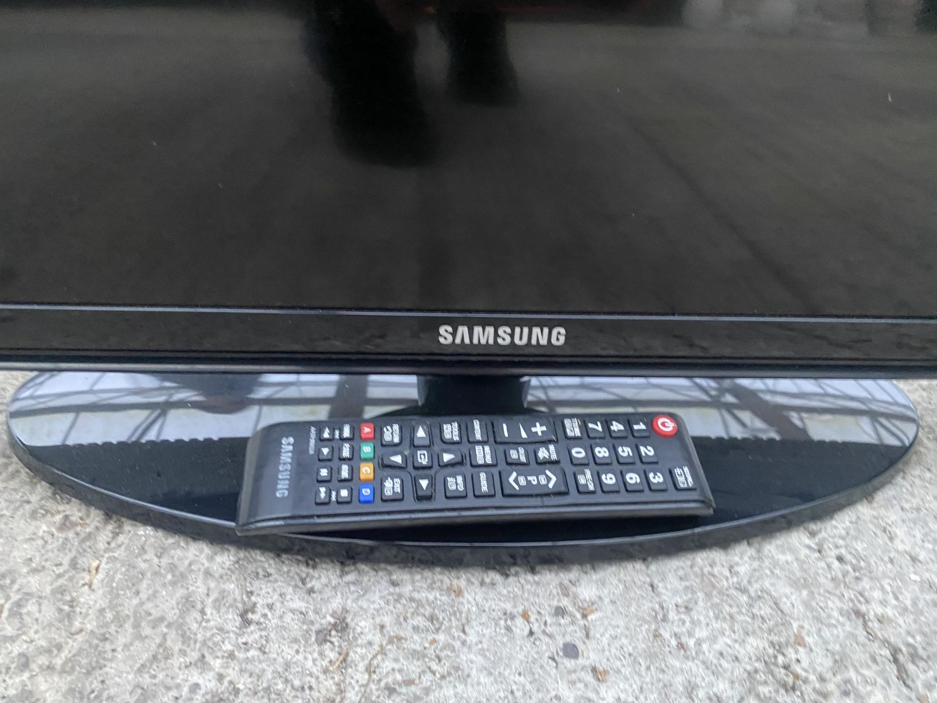 A SAMSUNG 32" TELEVISION WITH REMOTE CONTROL - Image 2 of 2