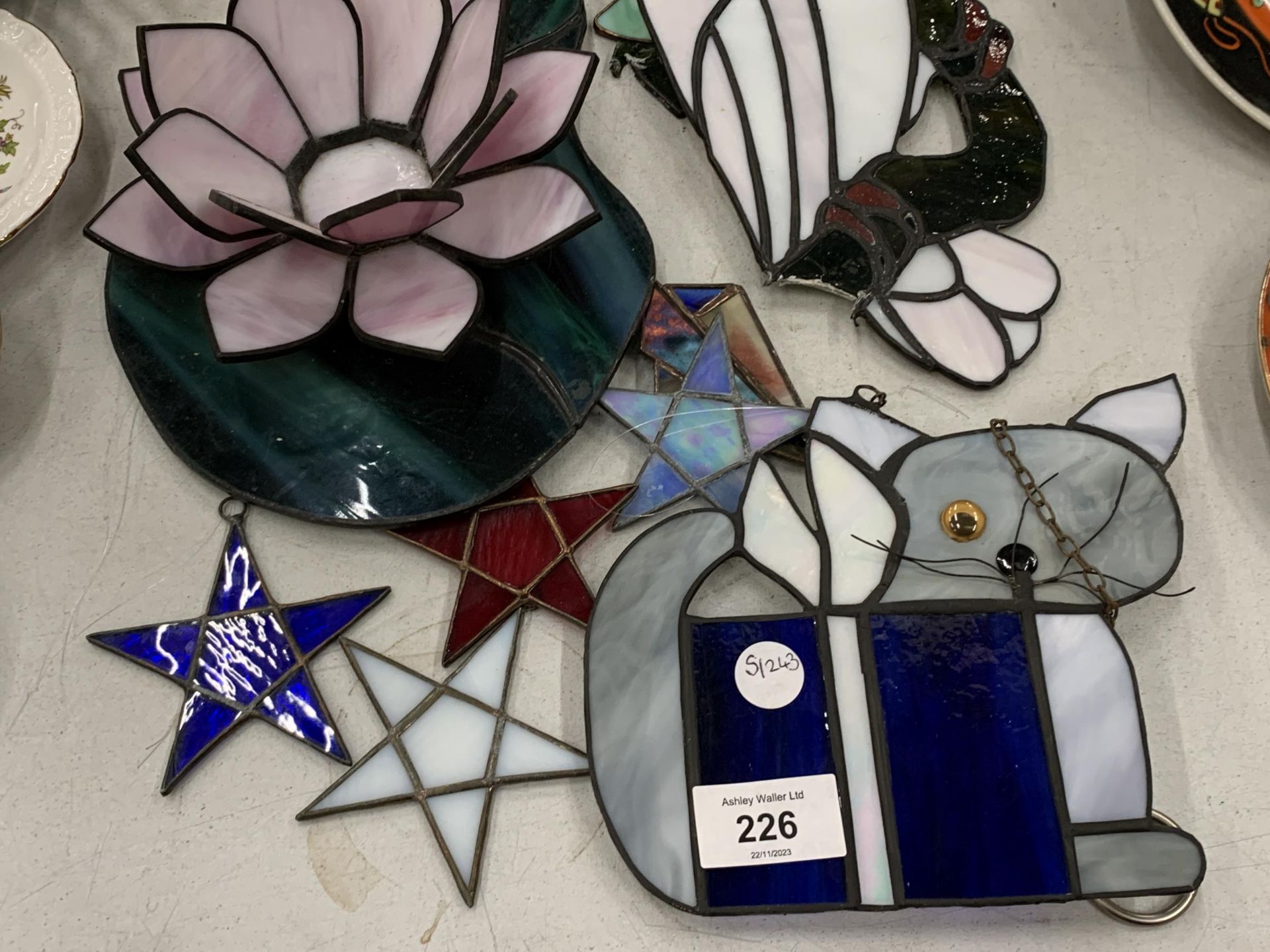 A COLLECTION OF STAINED GLASS ITEMS TO INCLUDE A CEILING HANGING CAT, PARROT, STARS, ETC - Image 2 of 4
