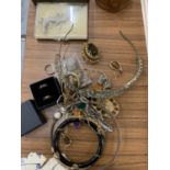 A QUANTITY OF COSTUME JEWELLERY TO INCLUDE BROOCHES, BRACELETS, VINTAGE BUTTONS, EARRINGS, ETC.,