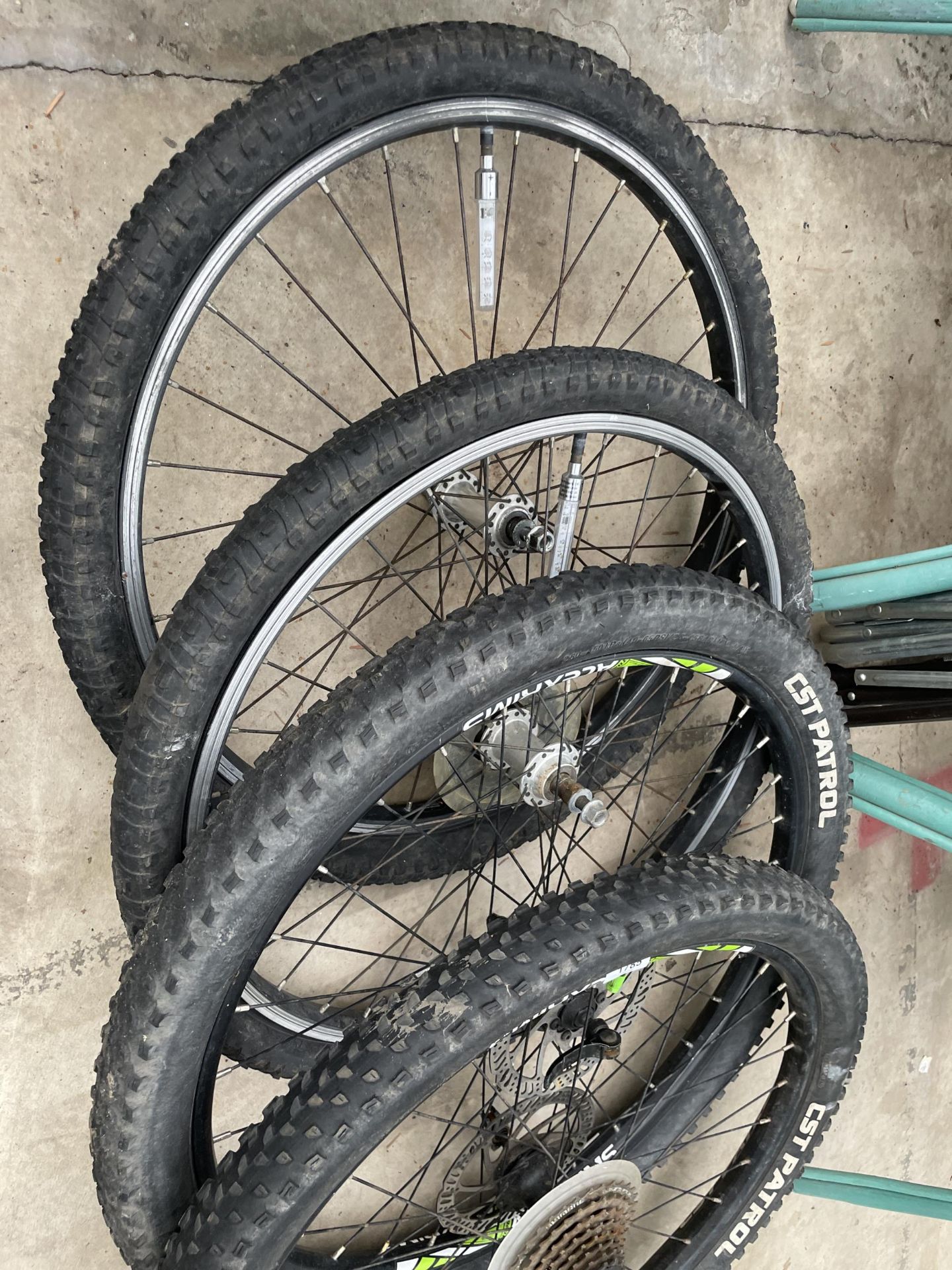 TWO PAIRS OF MOUNTAIN BIKE WHEELS WITH DISC BRAKES - Bild 2 aus 2