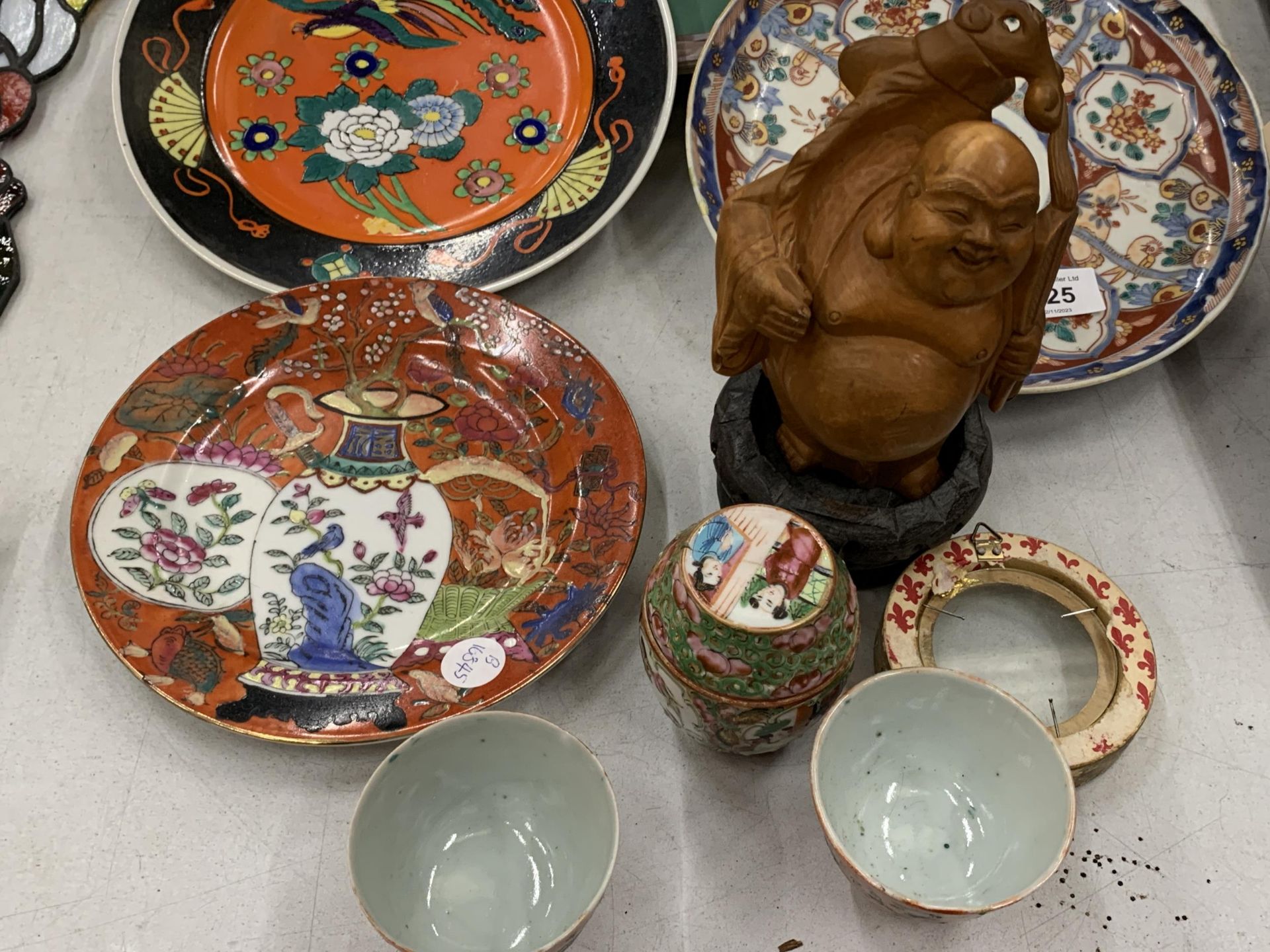 A COLLECTION OF ORIENTAL ITEMS TO INCLUDE PLATES, TEA BOWLS, ETC, SOME WITH MARKS TO THE BASE - Bild 2 aus 4