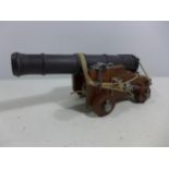 A NON FIRING MODEL OF A NAVAL NAPOLEONIC WAR CANON MOUNTED ON A WOODEN CARRIAGE, 25.5CM BARREL,