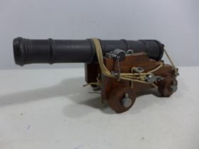 A NON FIRING MODEL OF A NAVAL NAPOLEONIC WAR CANON MOUNTED ON A WOODEN CARRIAGE, 25.5CM BARREL,