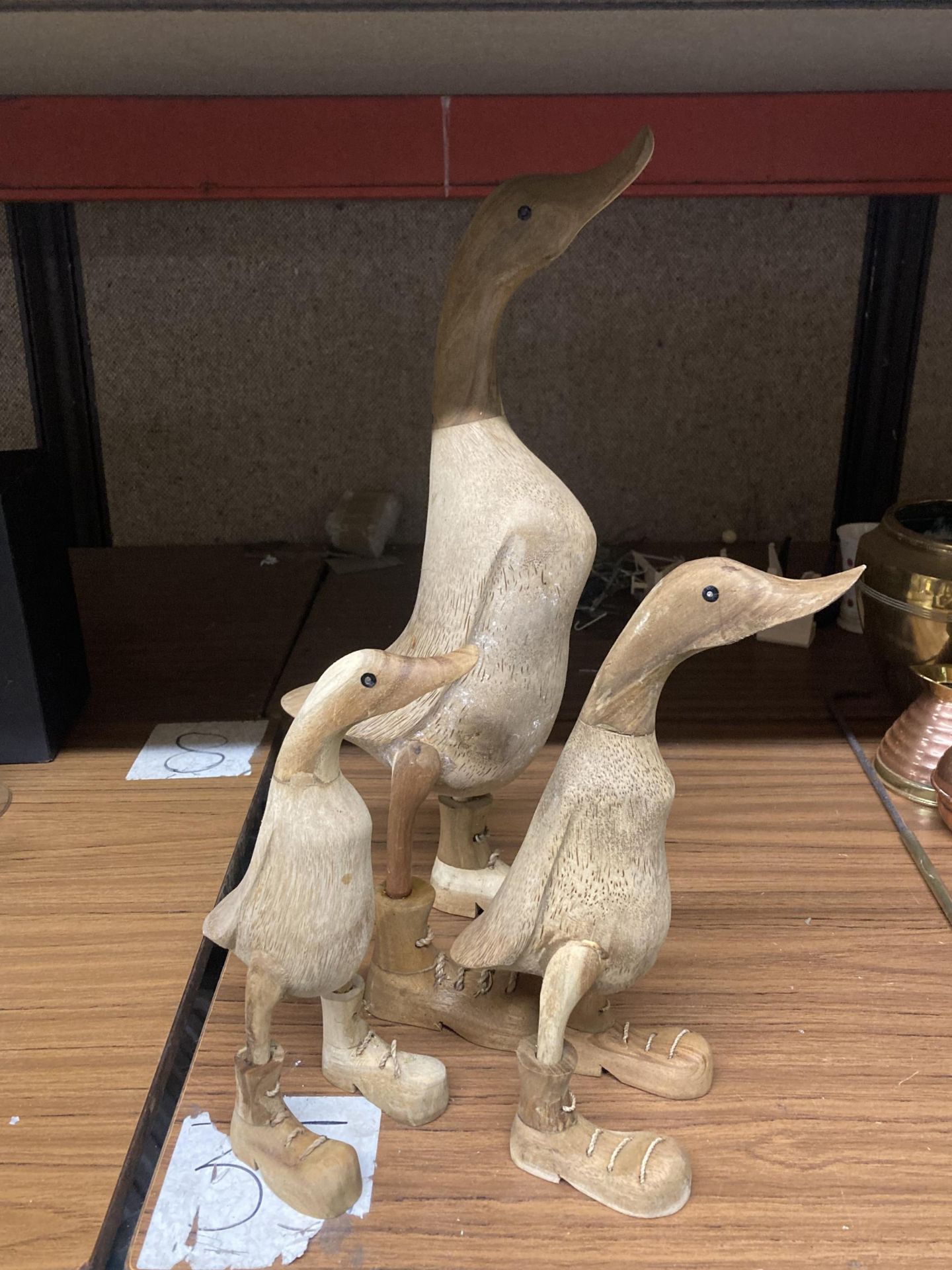 A GROUP OF THREE WOODEN DUCK FIGURES - Bild 2 aus 5