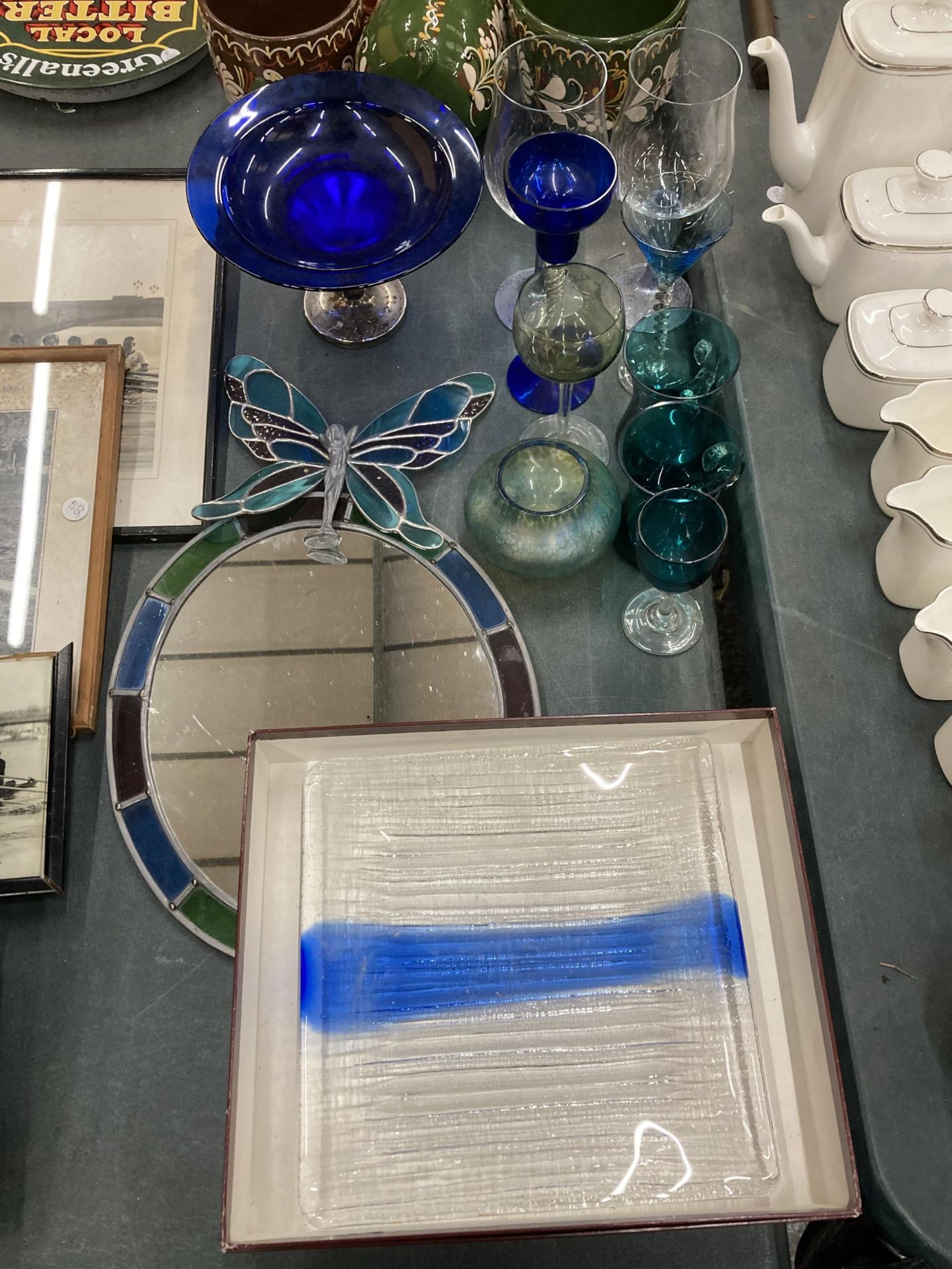 A MIXED LOT OF COLOURED GLASSWARE TO INCLUDE ART GLASS BOWL, BUTTERFLY LEADED GLASS DESIGN MIRROR, - Image 2 of 4