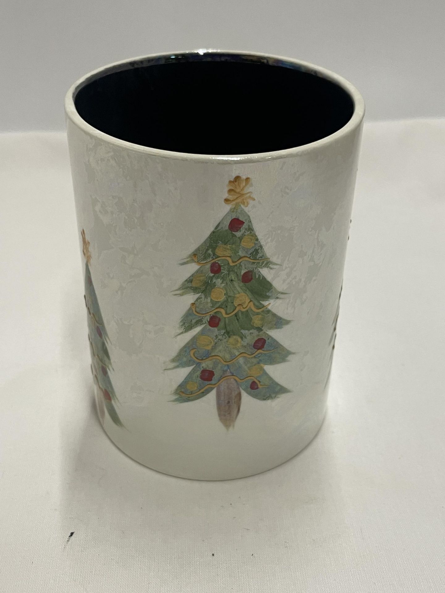 AN ANITA HARRIS HAND PAINTED AND SIGNED IN GOLD CIRCULAR CHRISTMAS TREE VASE