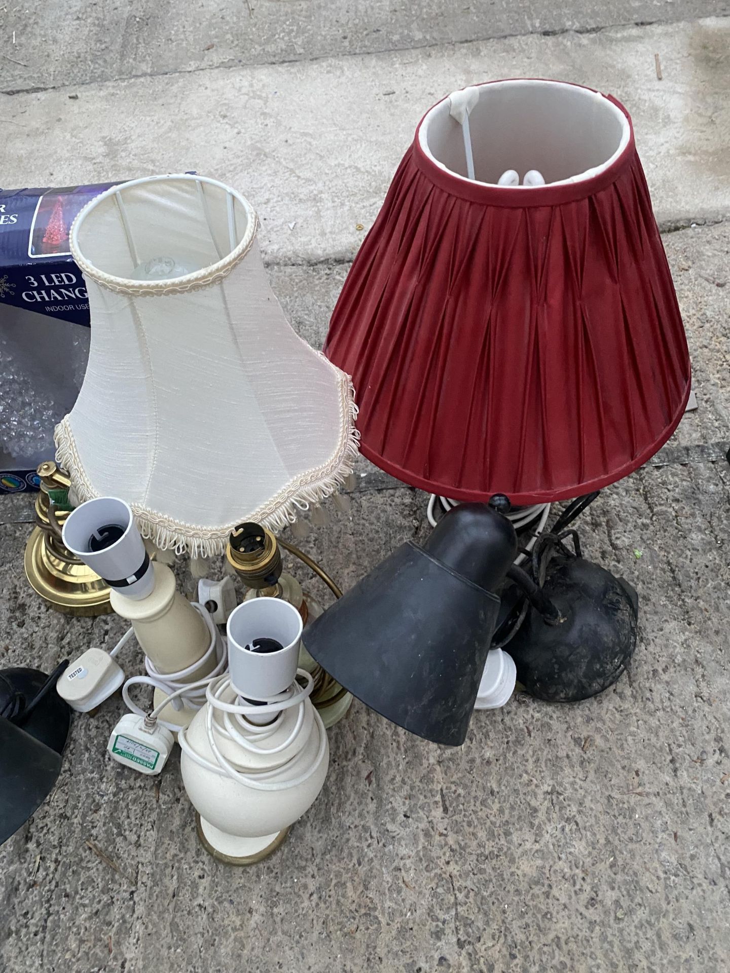 AN ASSORTMENT OF TABLE LAMPS AND LIGHTS - Bild 3 aus 3