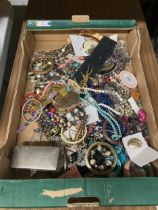 A BOX OF ASSORTED COSTUME JEWELLERY ITEMS