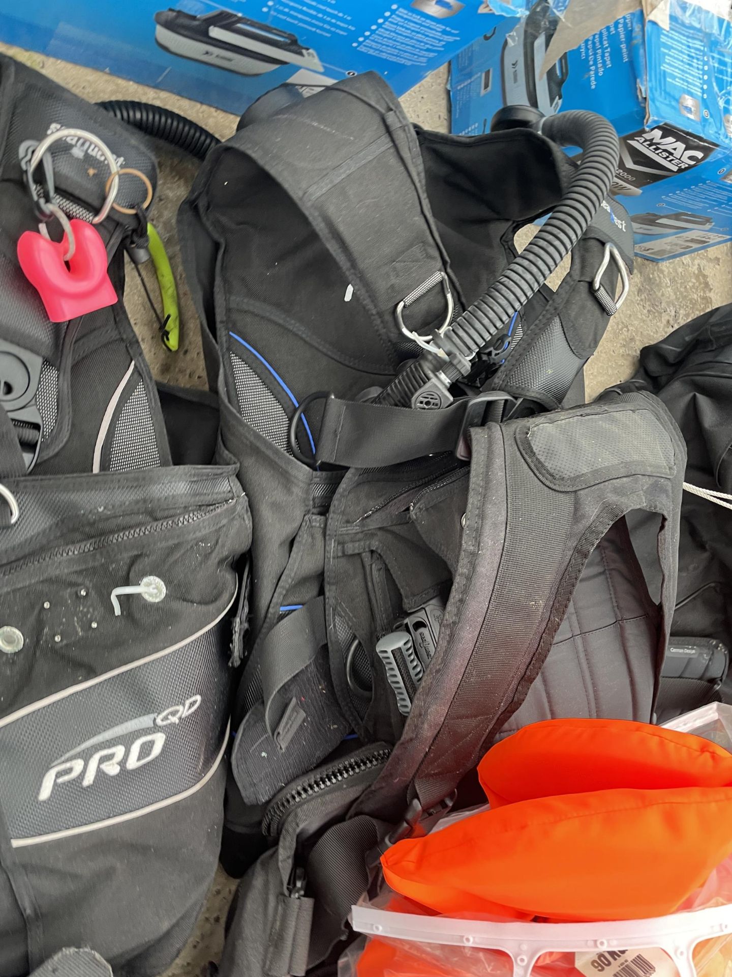 AN ASSORTMENT OF DIVING EQUIPMENT TO INCLUDE LIFE JACKETS AND BACK PACKS ETC - Image 3 of 3