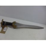 A REPLICA ANCIENT GREEK SWORD, 58CM DOUBLE EDGED BLADE, LENGTH 70CM