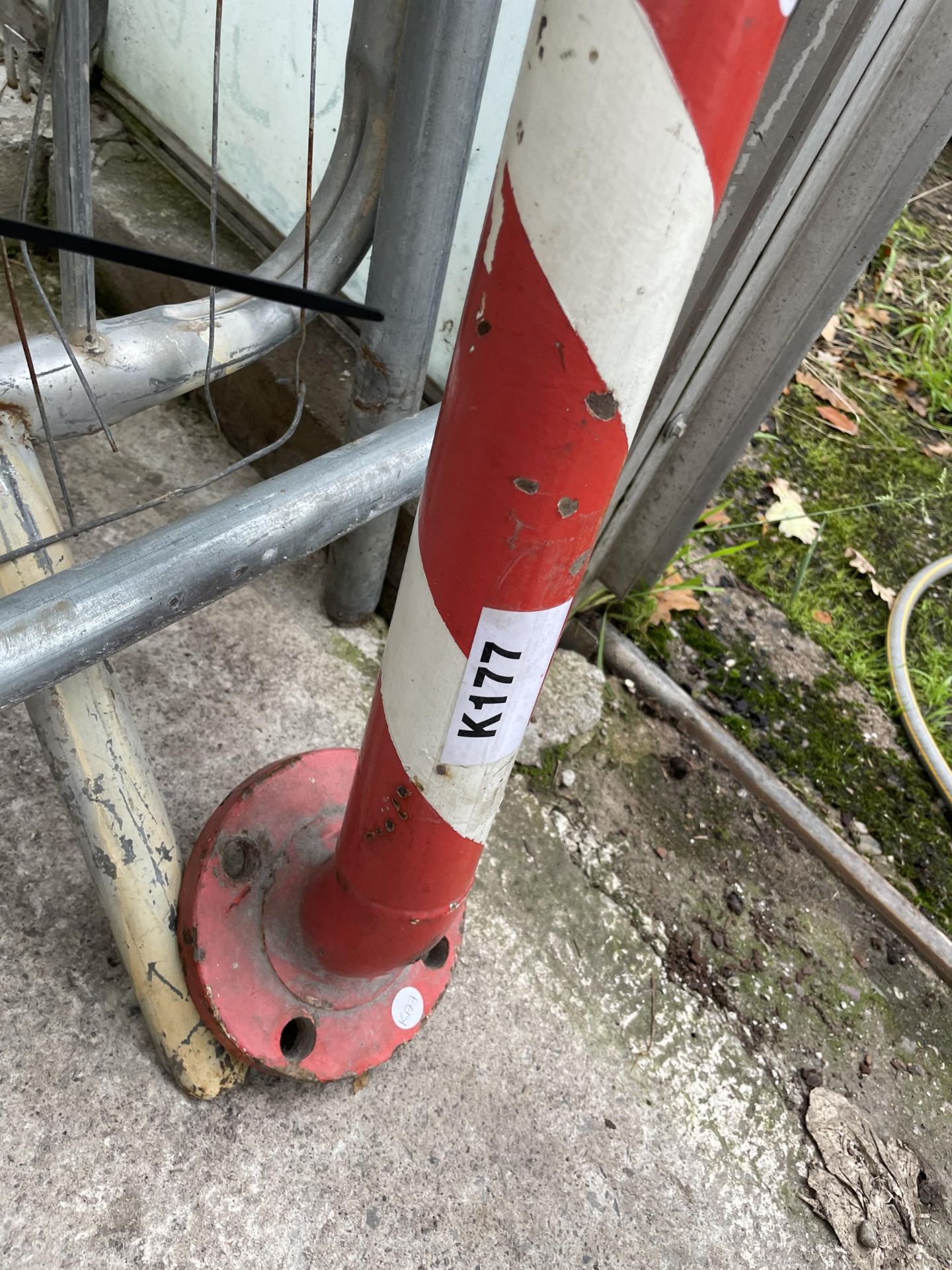 AN ORIGINAL CAST IRON BARBERS SHOP POLE - Image 2 of 3