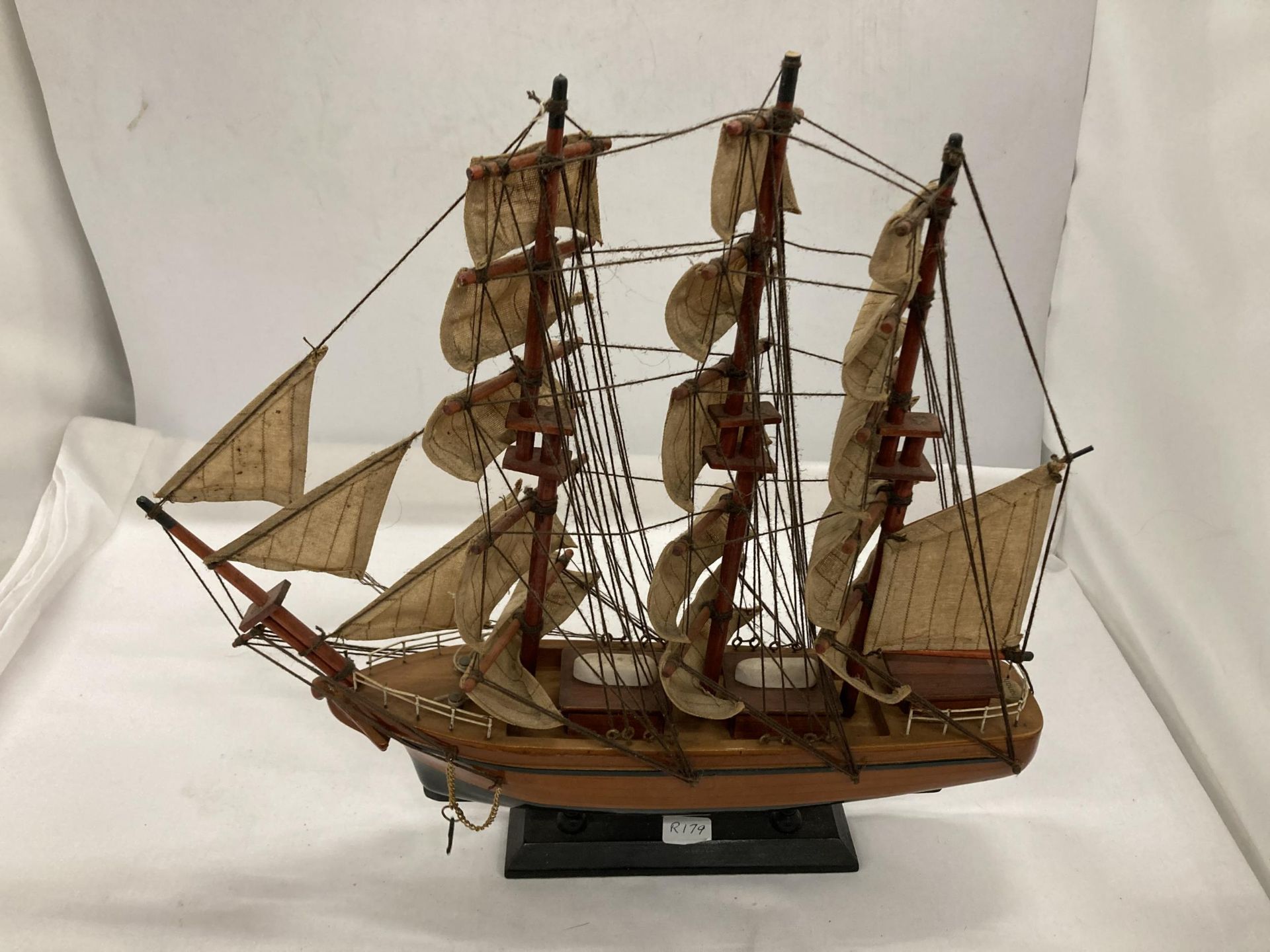 TWO WOODEN MODELS OF SAILING SHIPS, HEIGHTS 45CM AND 35CM, LENGTHS 51CM AND 35CM - Bild 5 aus 7