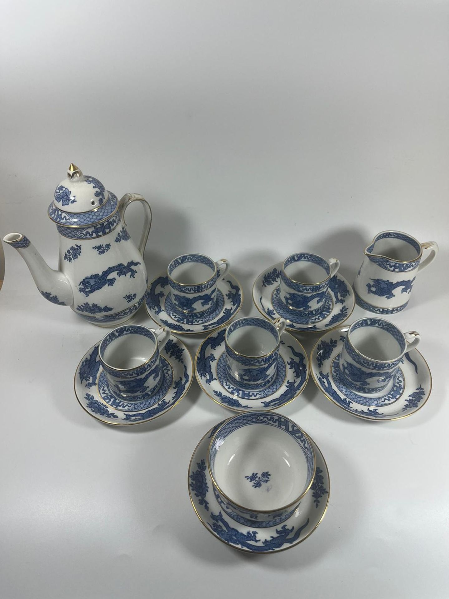 AN ART DECO 1920S BOOTHS BLUE AND WHITE DRAGON PATTERN TEA SET, TEAPOT HEIGHT 19 CM - Image 4 of 6