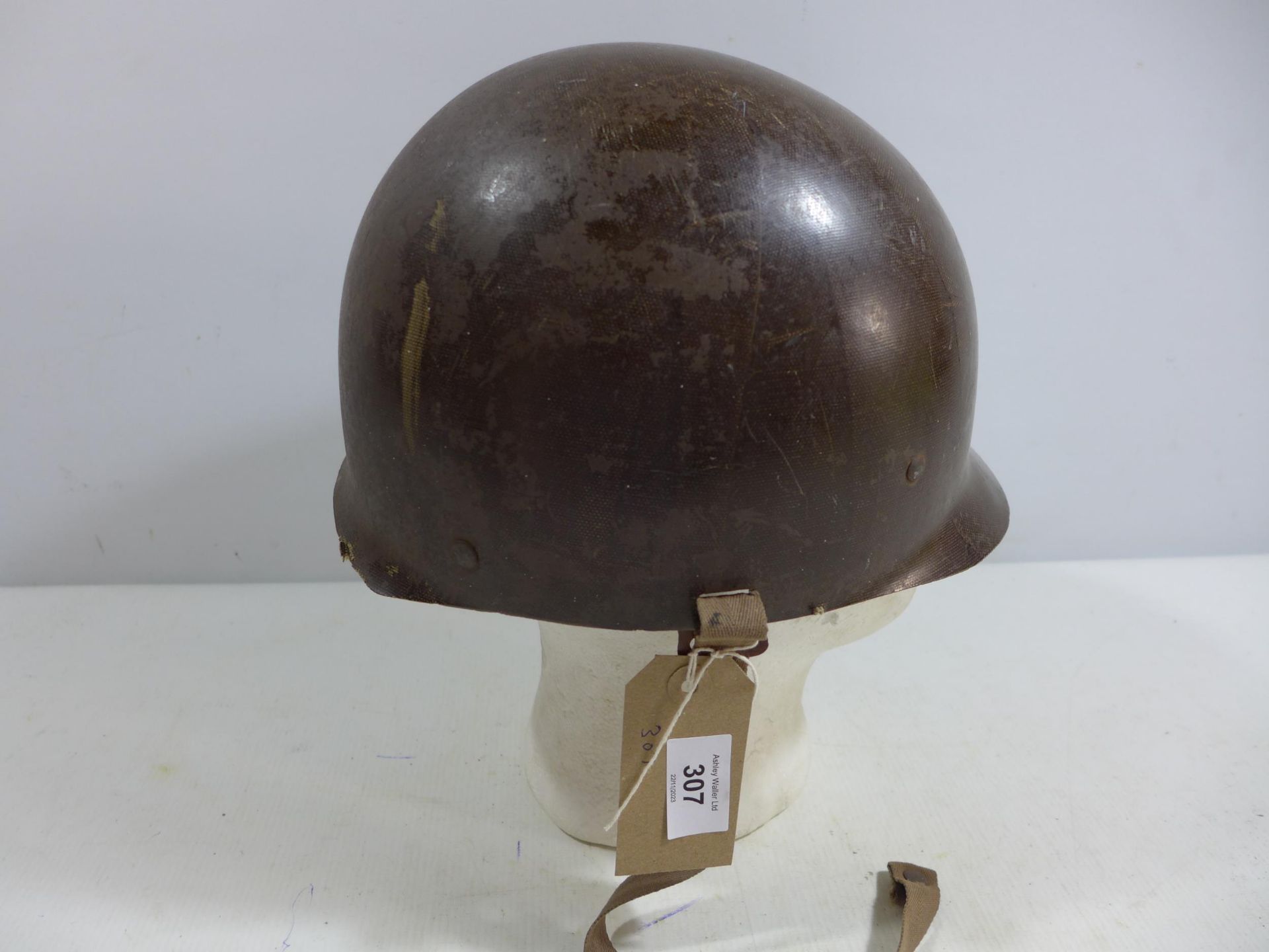 A MILITARY HELMET AND LINER - Image 2 of 4