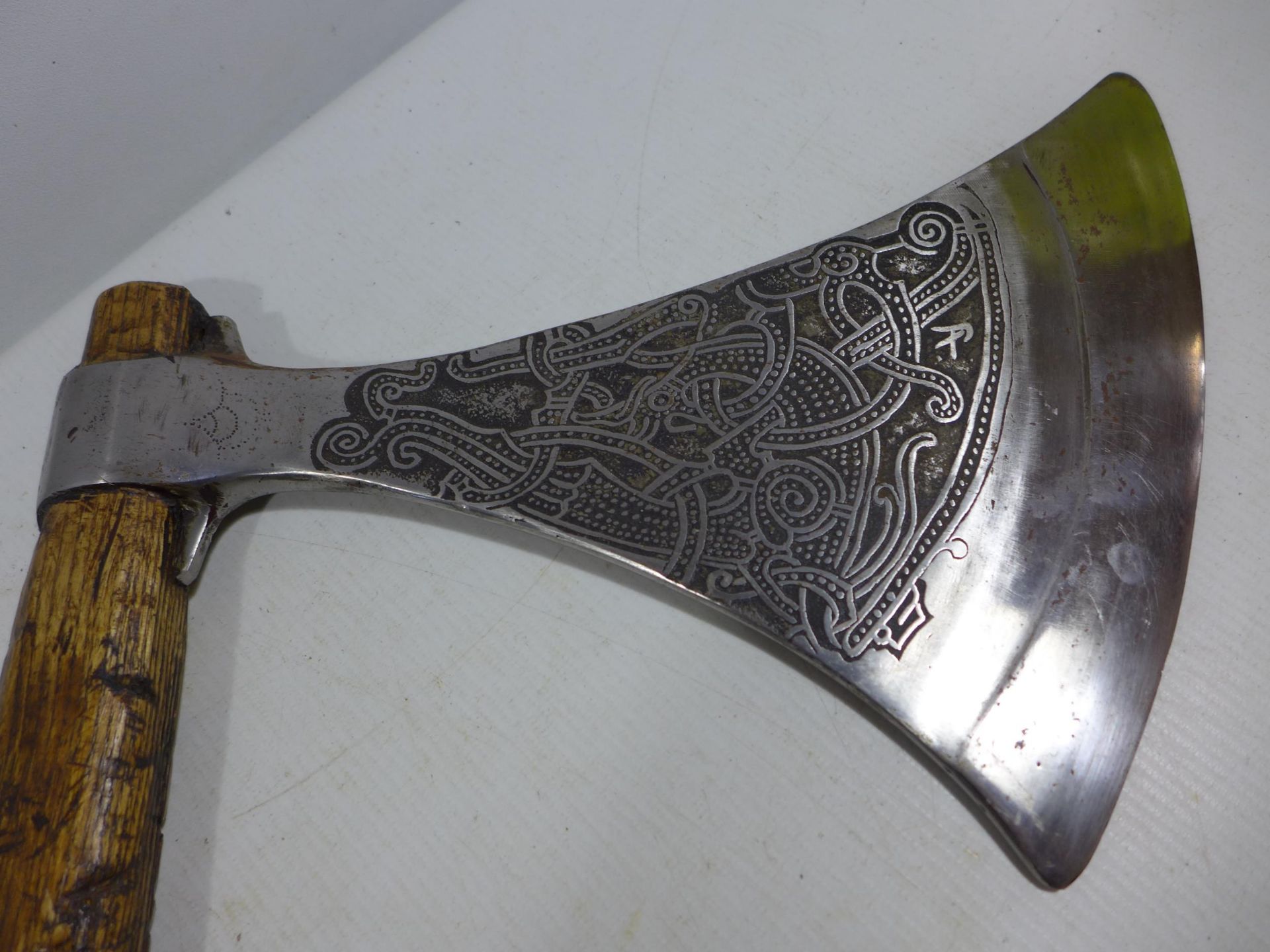 A REPLICA VIKING AXE WITH WOODEN SHAFT, THE HEAD WITH CELTIC DESIGN, LENGTH 132CM - Bild 2 aus 5